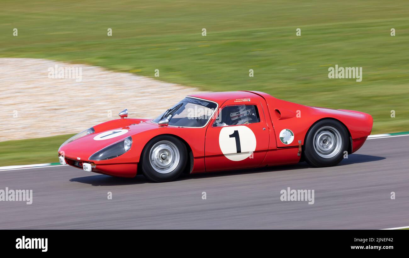 1964 Porsche 904 Carrera GTS mit Fahrer Emanuele Pirro während des Graham Hill Trophy-Trainings beim 79. Members Meeting, Goodwood, Sussex, UK. Stockfoto