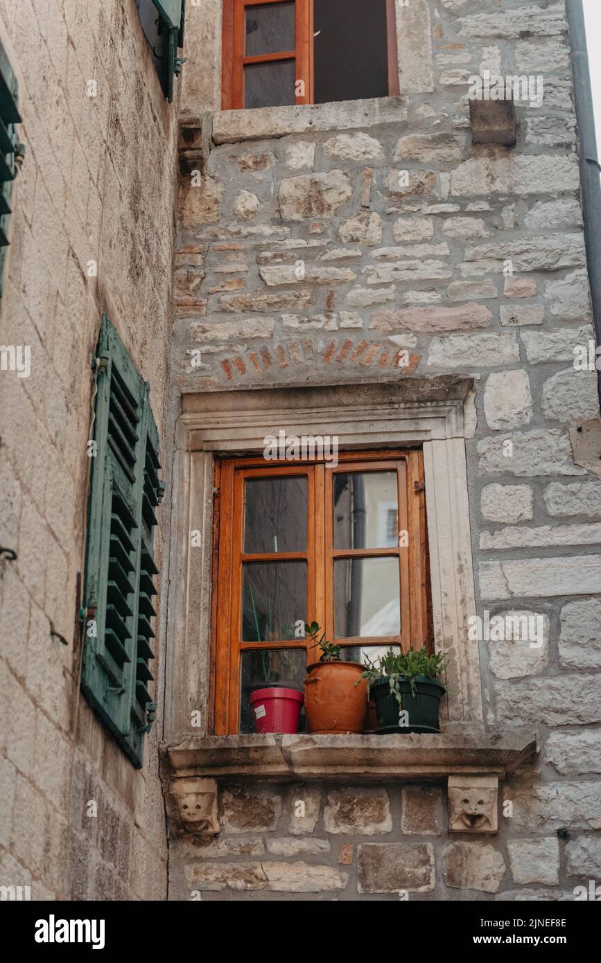 Alte europäische Architektur. Straße in der Altstadt von Italien, Montenegro, Griechenland etc Stockfoto