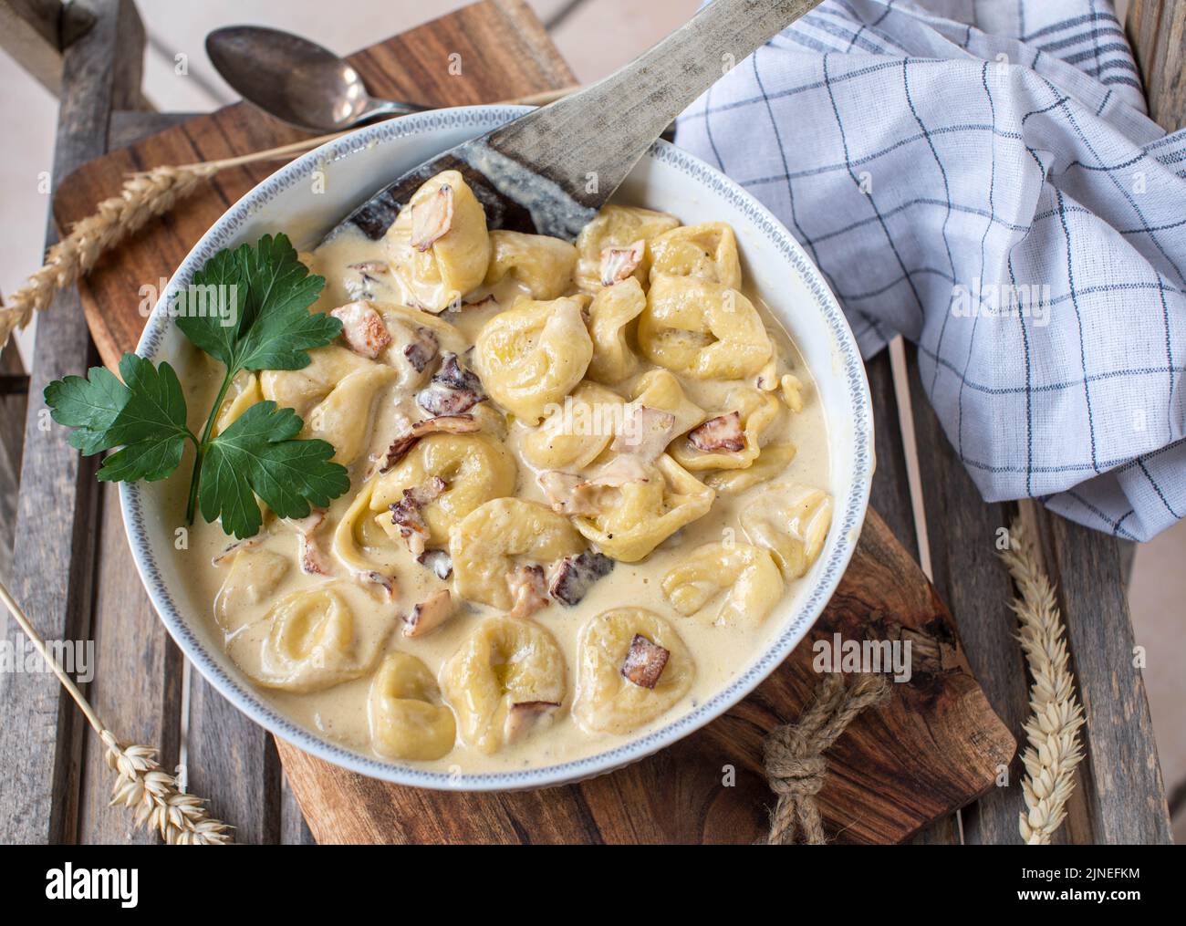 Prosciutto sahne sauce -Fotos und -Bildmaterial in hoher Auflösung – Alamy