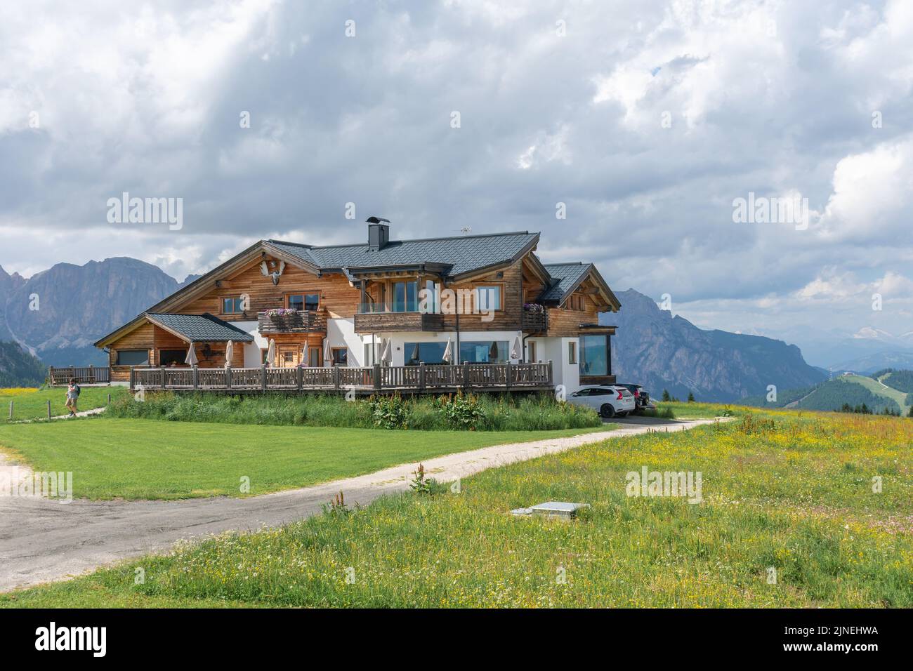 Eine Luftaufnahme des Gebäudes im Hintergrund der grünen riesigen Berge in Alta Badia Stockfoto