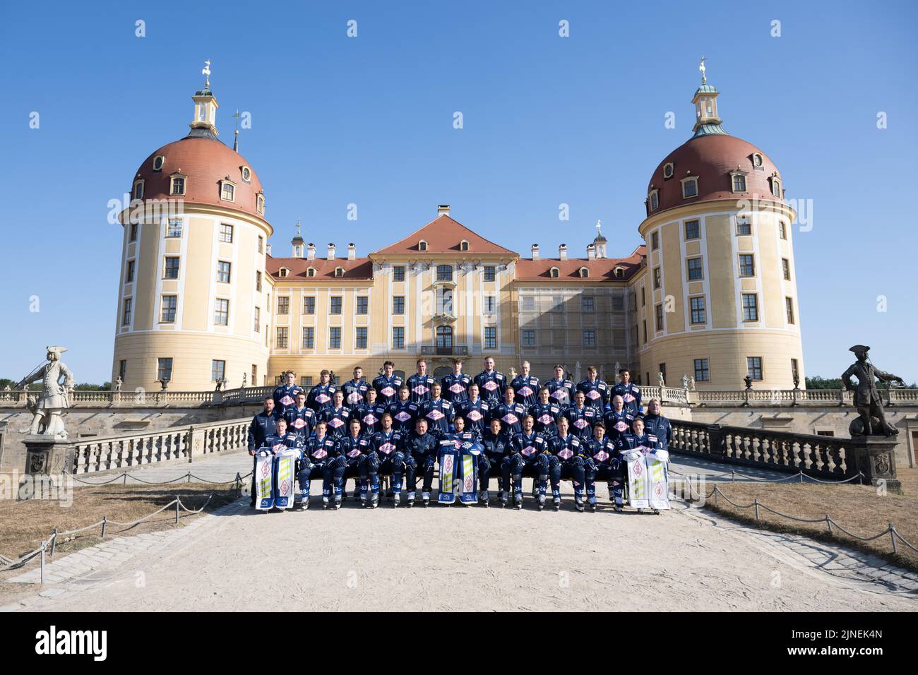 11. August 2022, Sachsen, Moritzburg: Team-Fotosession Saison 2022/2023, Eislöwen Dresden, vor Schloss Moritzburg. Hintere Reihe von links: Timothy Spezia, Jannis Kälble, Martin Hlozek, Adam Kiedewicz, Lukas Mannes, Bruno Riedl, Fabian Belendir, Jussi Petersen, Joshua Geuß, Matej Mrazek, Ricardo Hendreschke. Mittlere Reihe von links: Teamchef Steven Rupprich, Niklas Postel, Timo Walther, Vladislav Filin, Tom Knobloch, Maximilian Kolb, Arne Uplegger, Nicklas Mannes, Mike Schmitz, Philipp Kuhnekath, Yannick Drews, Teamcoach Lennart Halling. Vordere Reihe von links: Nick Jordan Vieregge, Johan Por Stockfoto