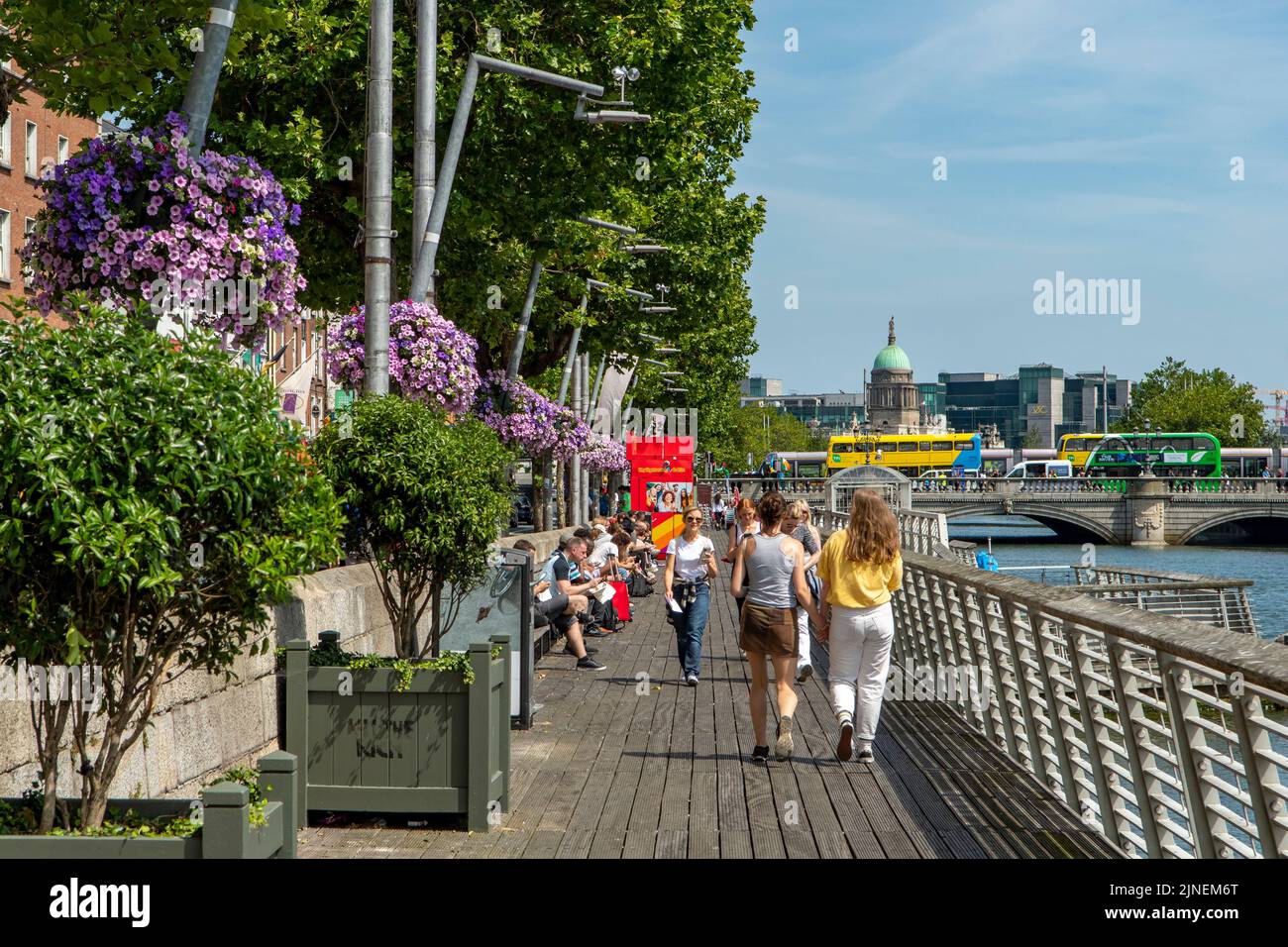 Walkway by River Liffey, Dublin, Irland Stockfoto