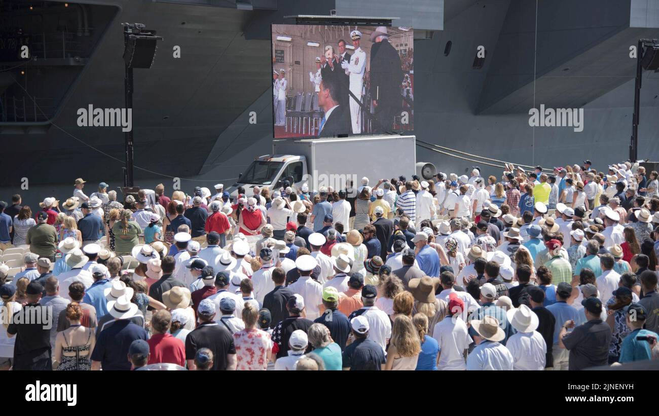 Die Menge beobachtet die Inbetriebnahmezeremonie des Flugzeugträgers USS Gerald R. Ford (CVN 78) (35702730980) Stockfoto