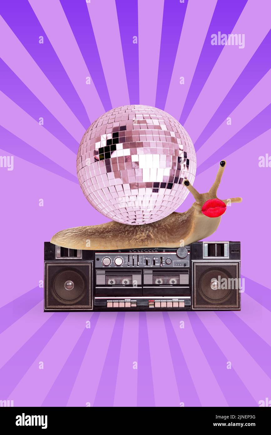 Vertikale Collage Bild von Schnecke rote Lippen Boom box riesige Disco Ball stattdessen Schale isoliert auf Malerei Hintergrund Stockfoto