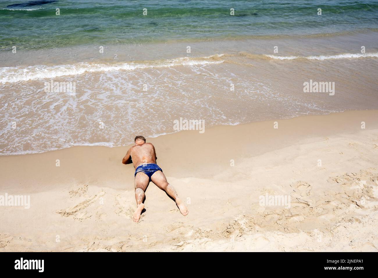 Tel Aviv, Israel. 10. August 2022. Ein Mann sonnenbadet in Tel Aviv, Israel. Am 09. August 2022. Tel Aviv, das sich an der Mittelmeerküste befindet, ist Israels kulturelles Zentrum und ein wichtiges Reiseziel, das Touristen aus der ganzen Welt anzieht. (Foto von Ronen Tivony/Sipa USA) *** Bitte nutzen Sie die Gutschrift aus dem Kreditfeld *** Credit: SIPA USA/Alamy Live News Stockfoto