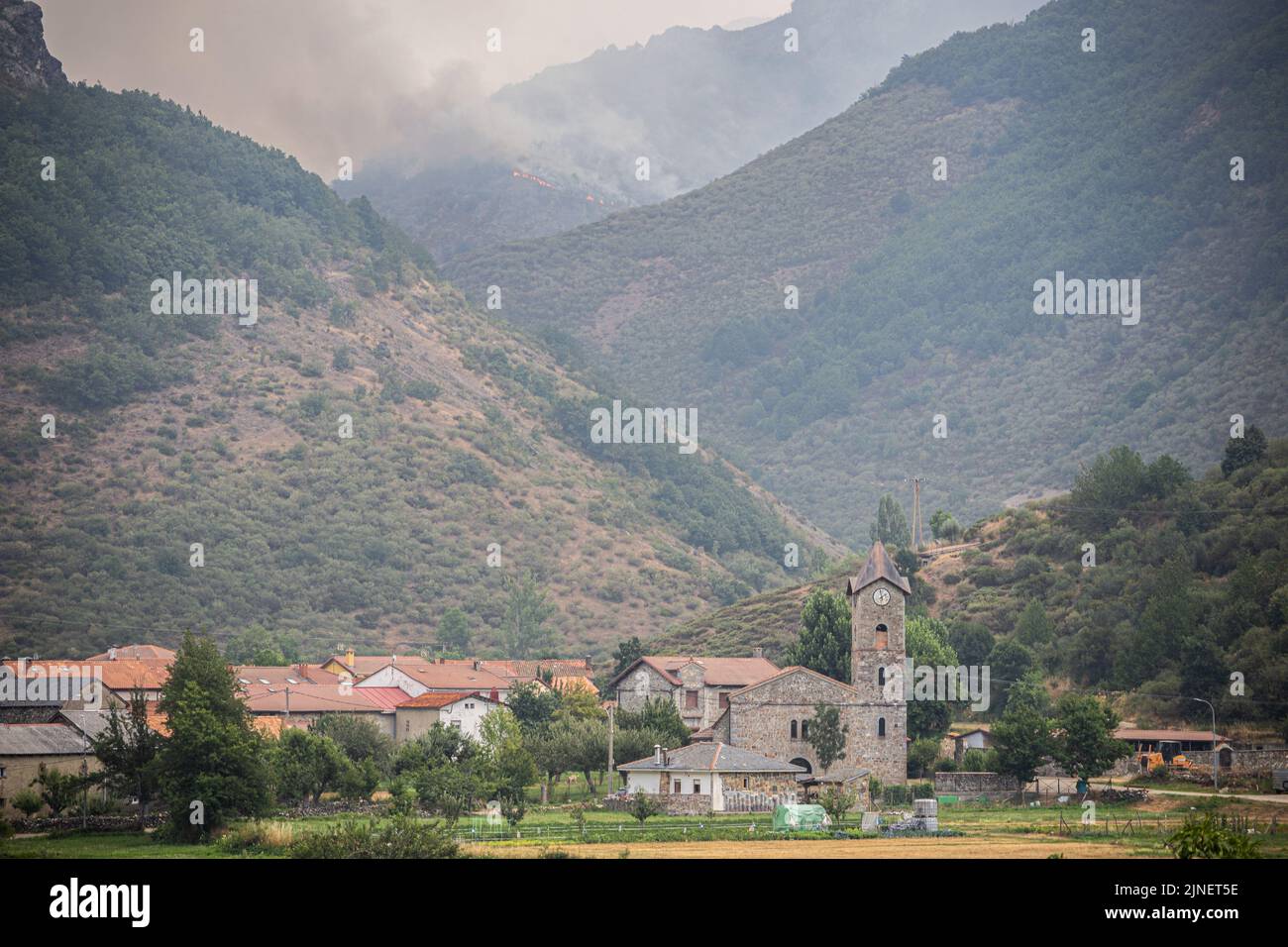 Barniedo de la Reina gesehen durch Feuer verfolgt. Die Ursache des