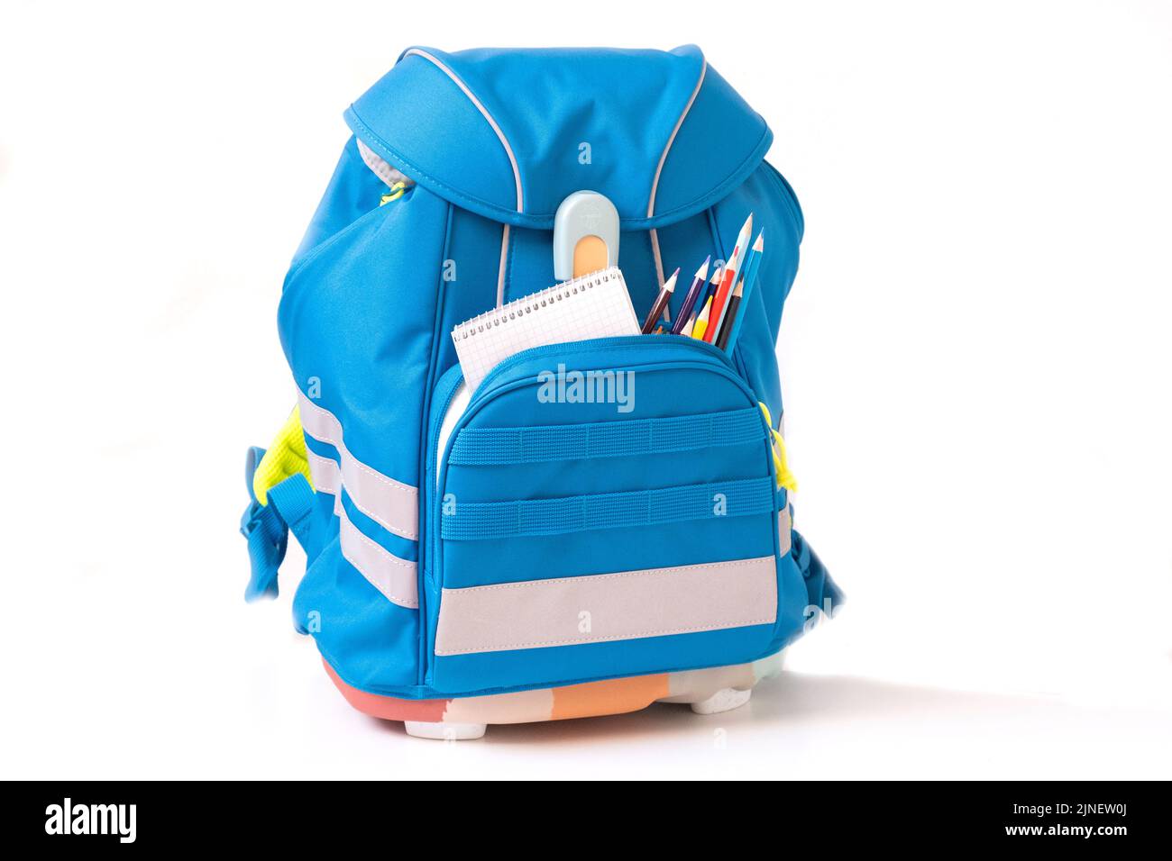 Klassischer farbiger Schulrucksack mit Zubehör. Vorbereitung auf die Schule. Zurück zur Schule Stockfoto