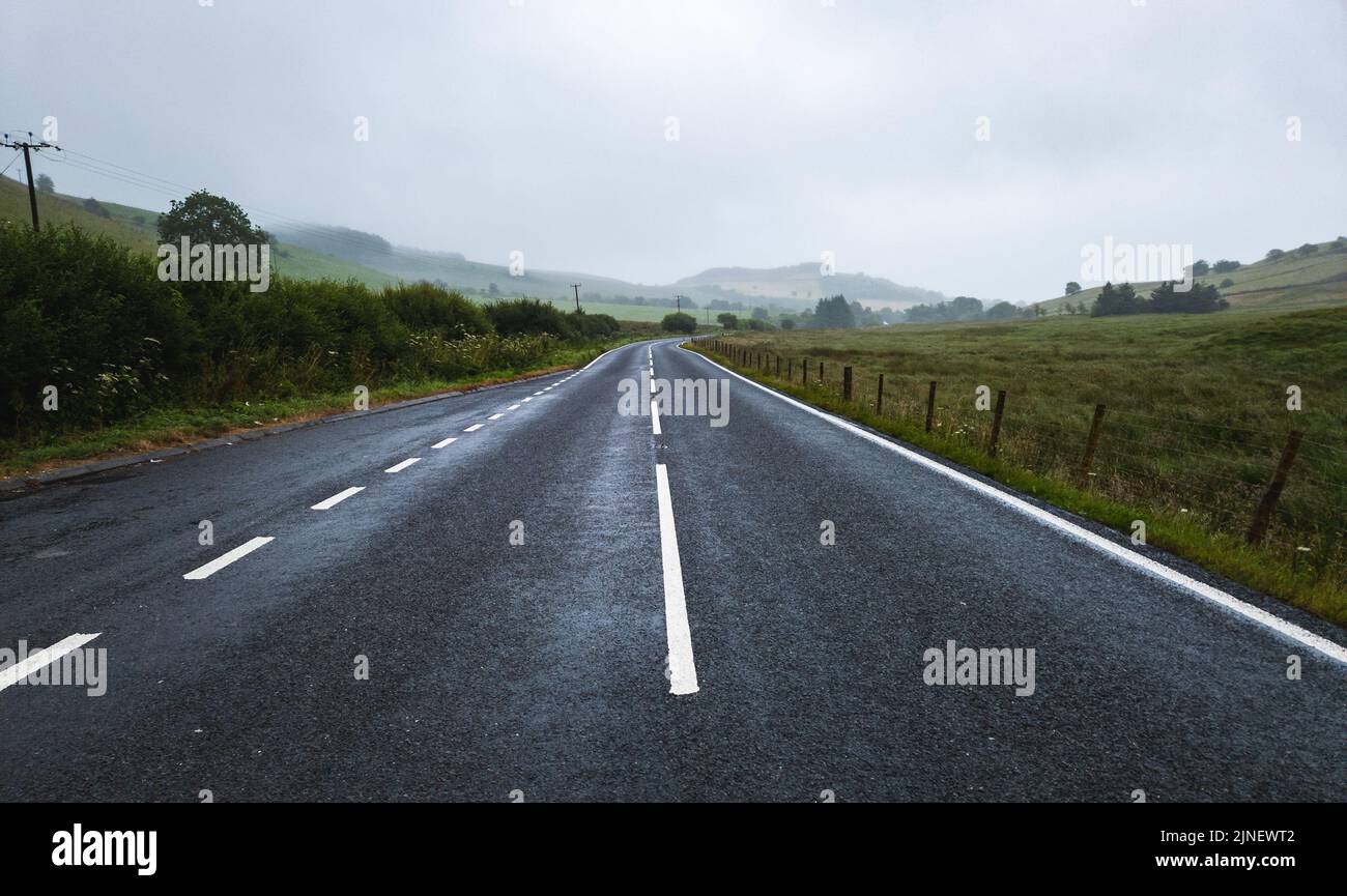 Cader Idris Berg mit See in der Nähe der Stadt Dolgellau, im Nationalpark Snowdonia in Wales, nebliger Morgen 2022. Stockfoto
