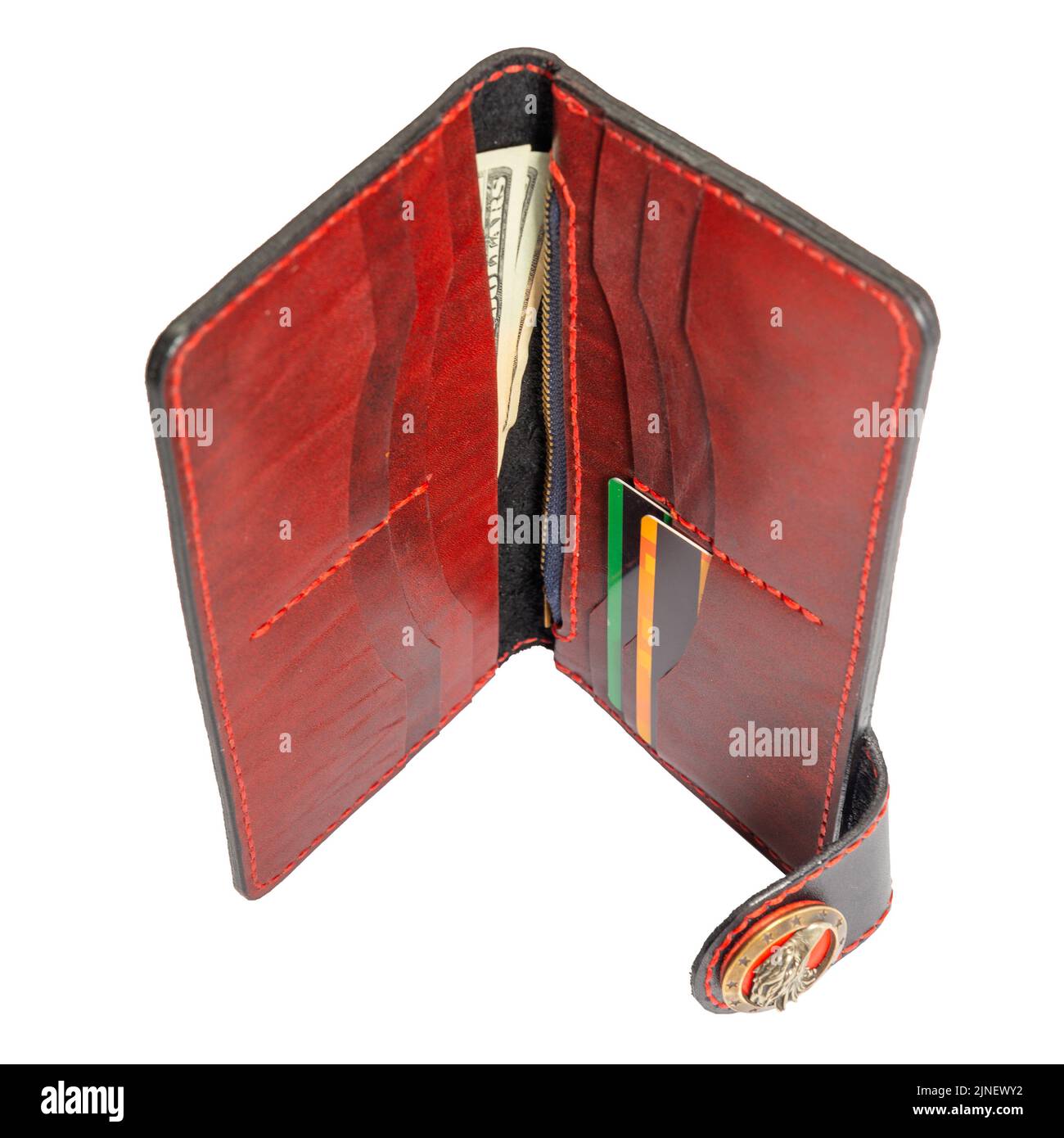 Offene rote Lederkupplung mit Geld und Kreditkarten auf weißem Hintergrund isoliert. Stockfoto
