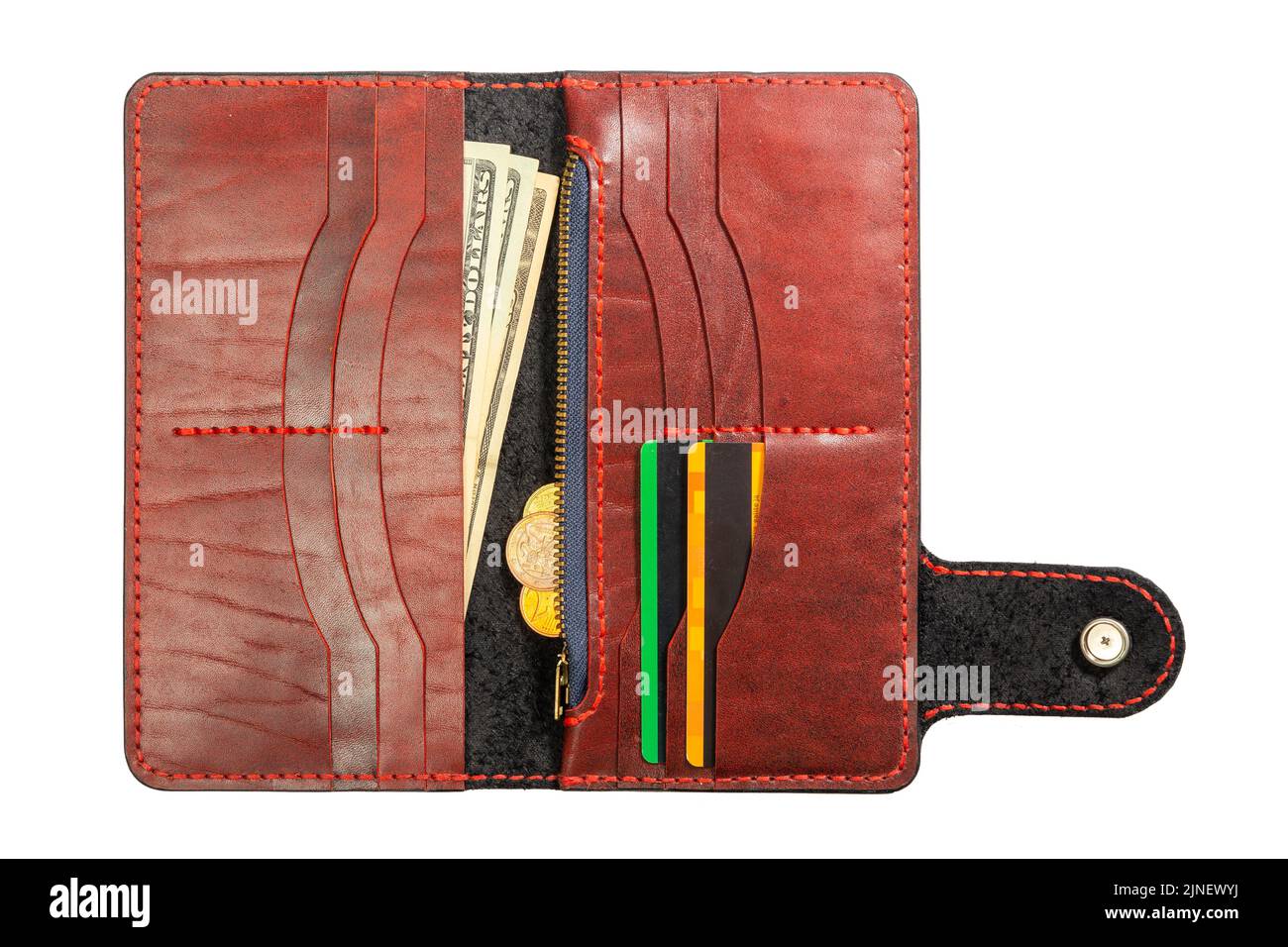 Offene rote Lederkupplung mit Geld und Kreditkarten auf weißem Hintergrund isoliert. Stockfoto