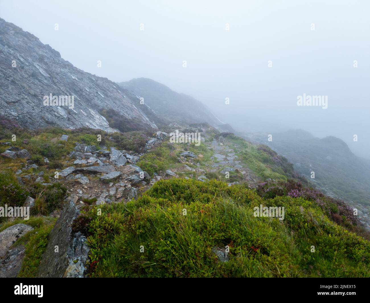 Cader Idris Berg mit See in der Nähe der Stadt Dolgellau, im Nationalpark Snowdonia in Wales, nebliger Morgen 2022. Stockfoto
