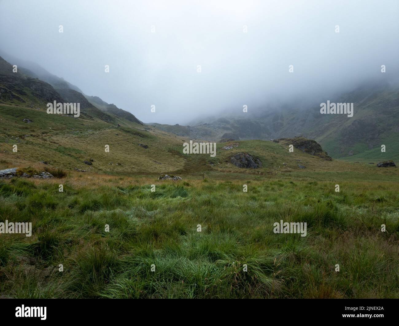Cader Idris Berg mit See in der Nähe der Stadt Dolgellau, im Nationalpark Snowdonia in Wales, nebliger Morgen 2022. Stockfoto