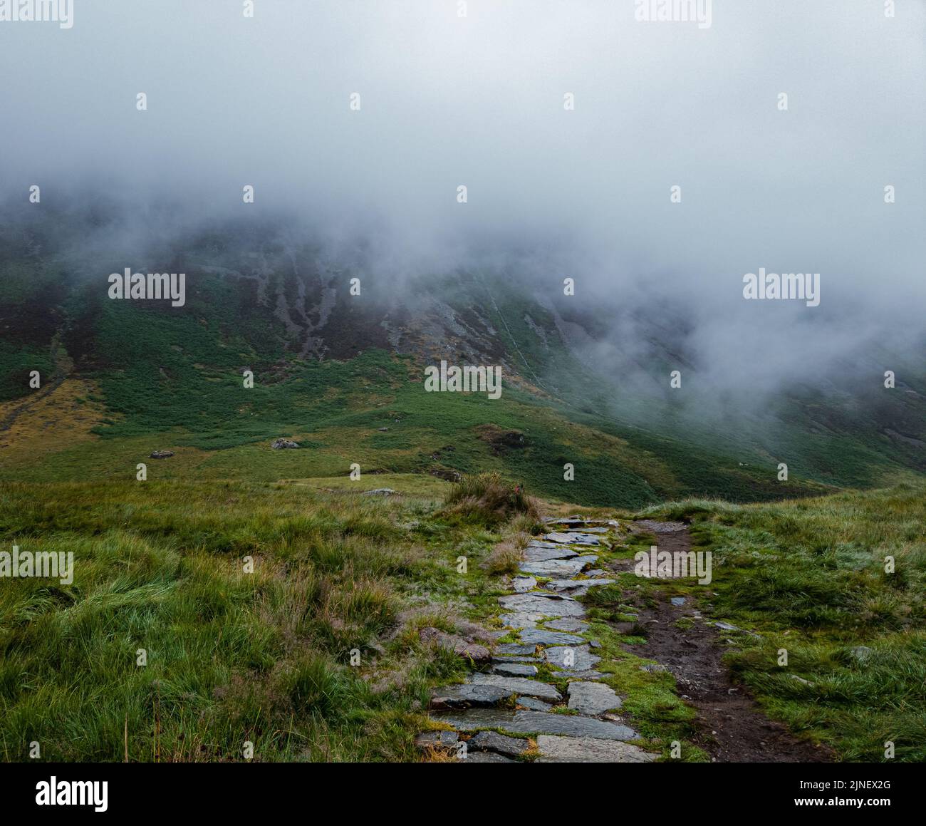 Cader Idris Berg mit See in der Nähe der Stadt Dolgellau, im Nationalpark Snowdonia in Wales, nebliger Morgen 2022. Stockfoto