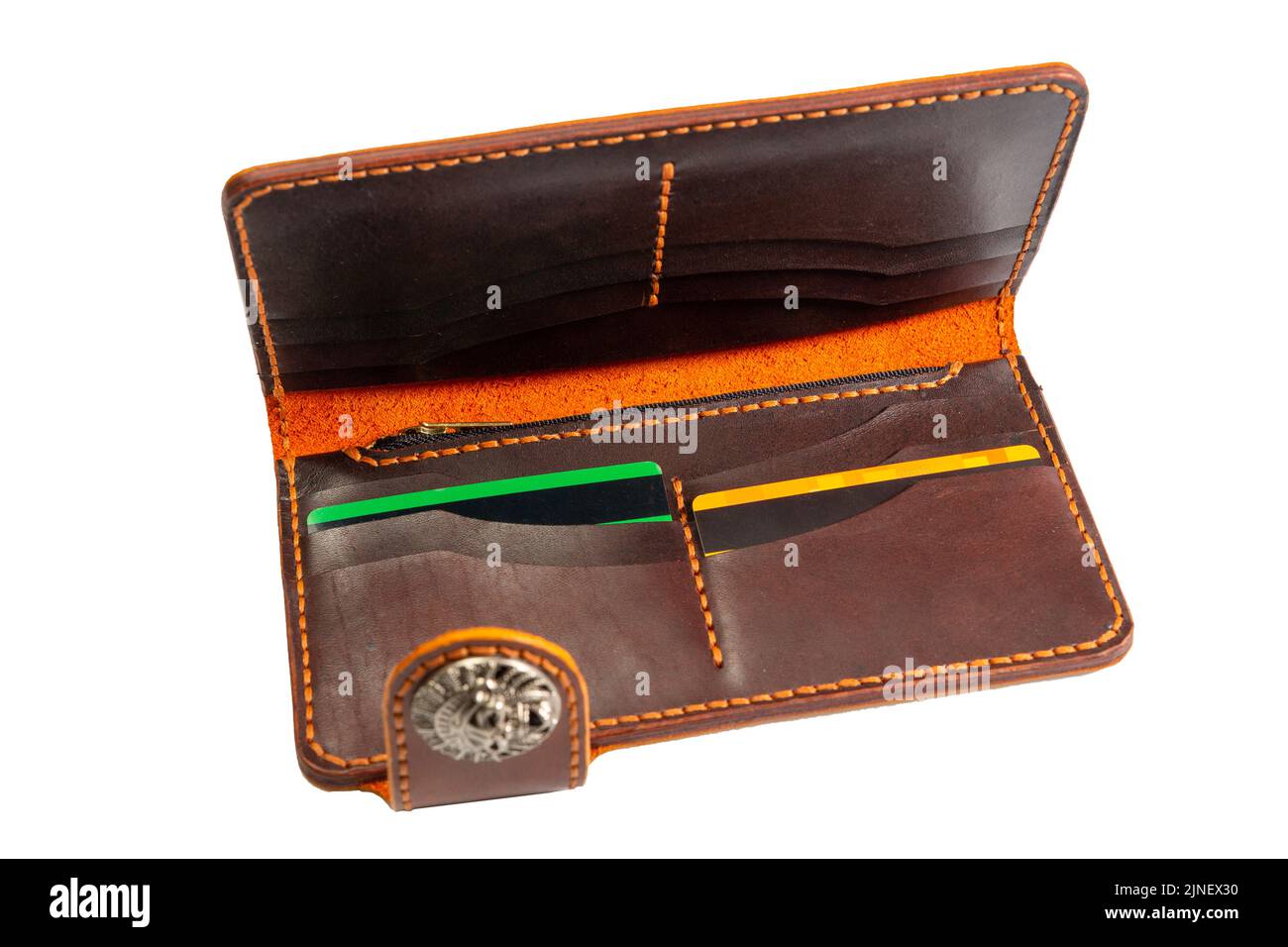 Offene rote Lederkupplung mit Geld und Kreditkarten auf weißem Hintergrund isoliert. Stockfoto