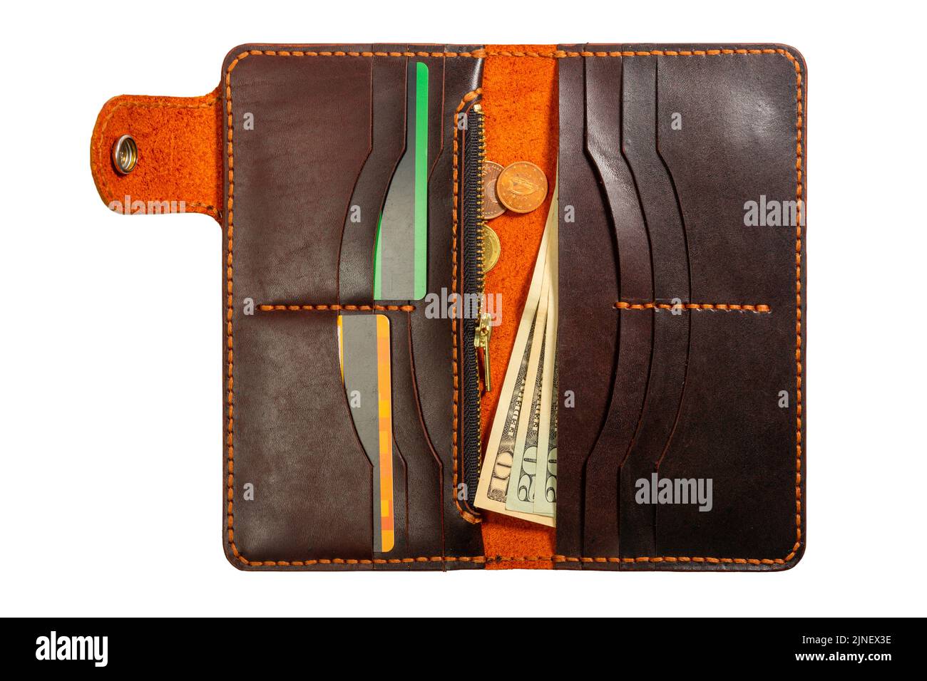 Offene rote Lederkupplung mit Geld und Kreditkarten auf weißem Hintergrund isoliert. Stockfoto