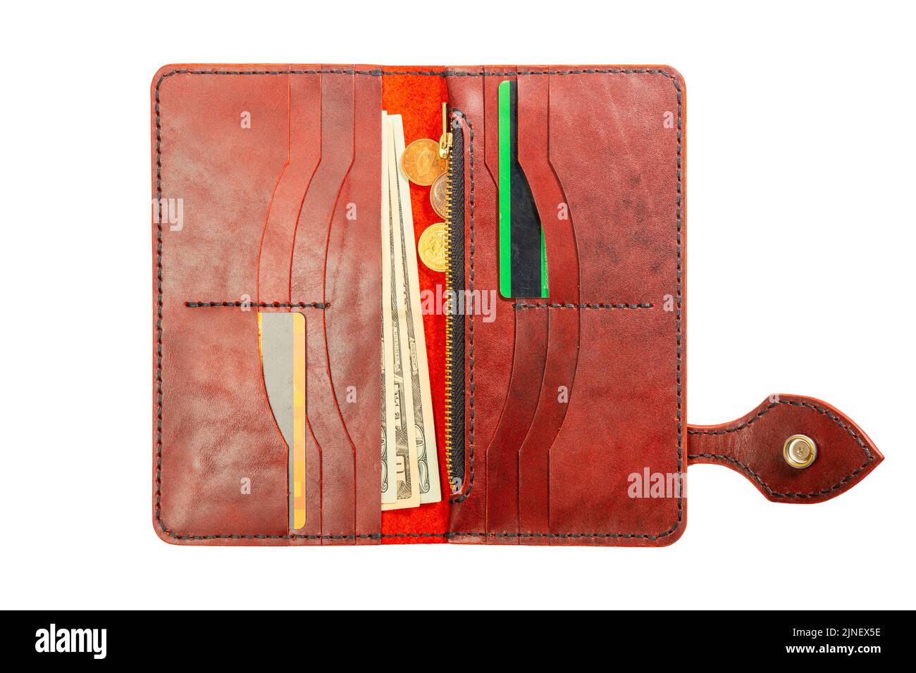 Offene rote Lederkupplung mit Geld und Kreditkarten auf weißem Hintergrund isoliert. Stockfoto
