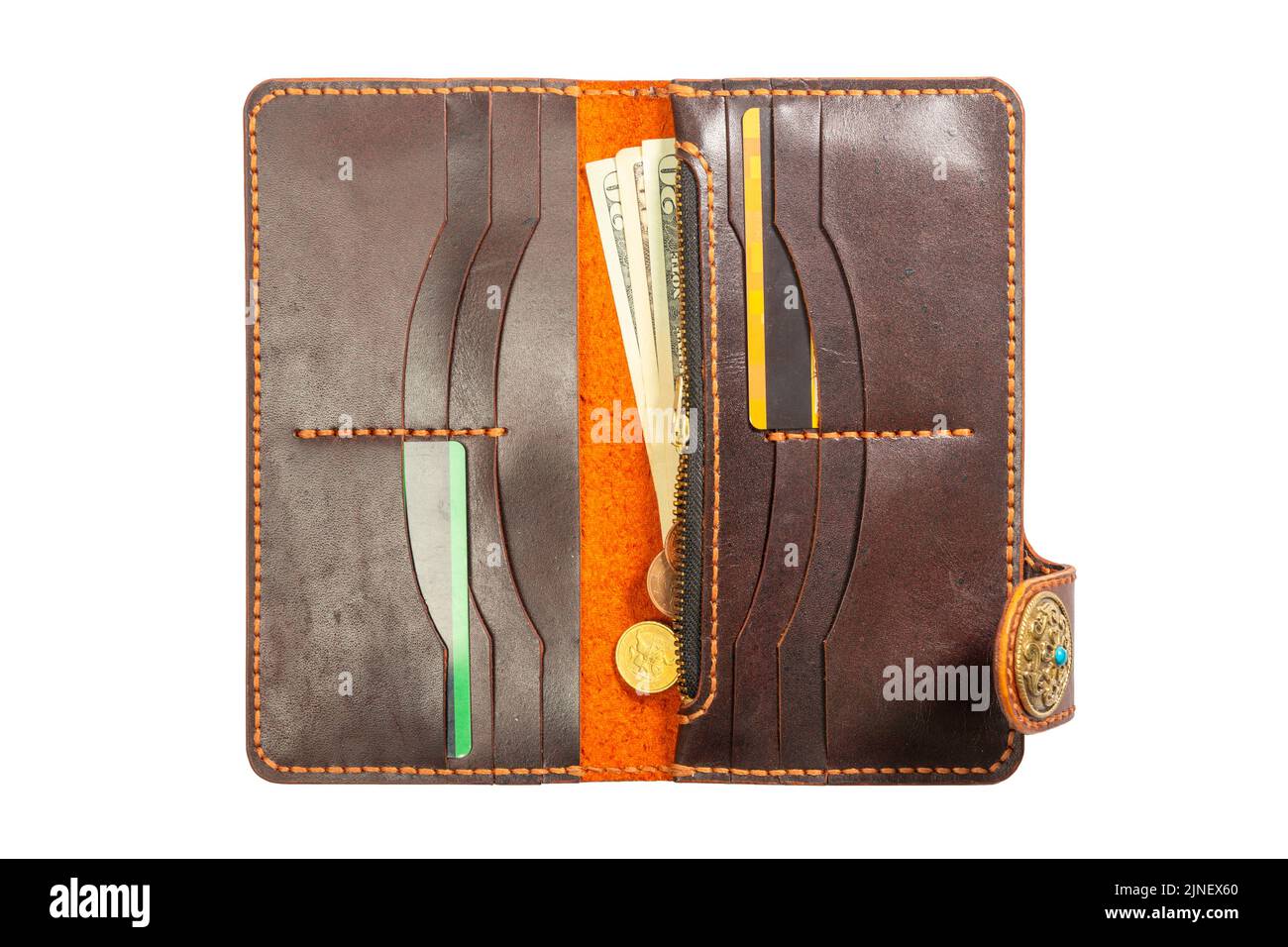 Offene rote Lederkupplung mit Geld und Kreditkarten auf weißem Hintergrund isoliert. Stockfoto