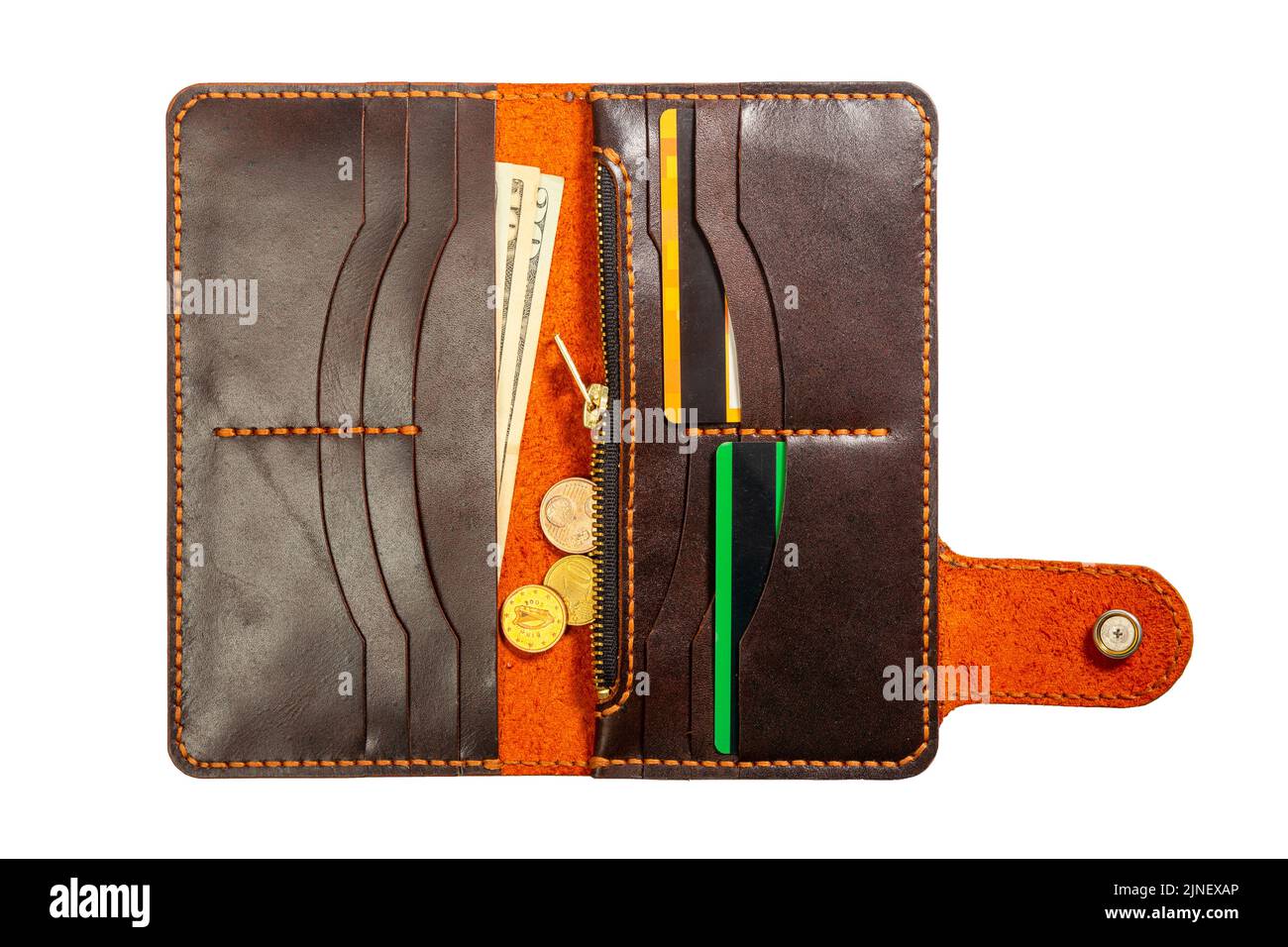 Offene rote Lederkupplung mit Geld und Kreditkarten auf weißem Hintergrund isoliert. Stockfoto