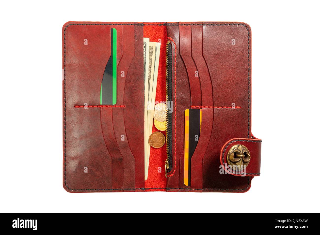 Offene rote Lederkupplung mit Geld und Kreditkarten auf weißem Hintergrund isoliert. Stockfoto