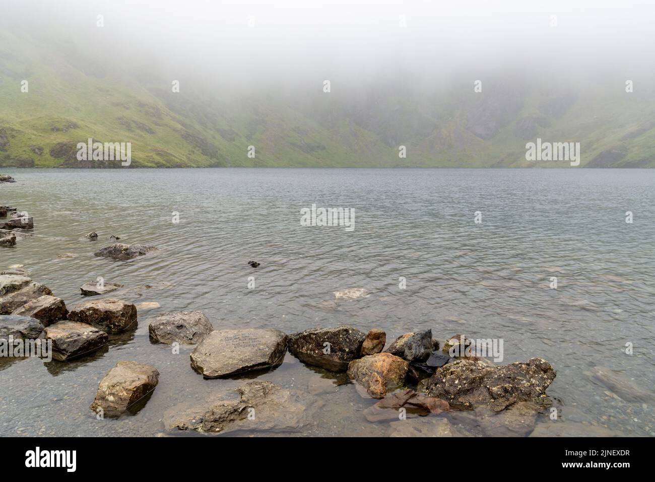 Cader Idris Berg mit See in der Nähe der Stadt Dolgellau, im Nationalpark Snowdonia in Wales, nebliger Morgen 2022. Stockfoto