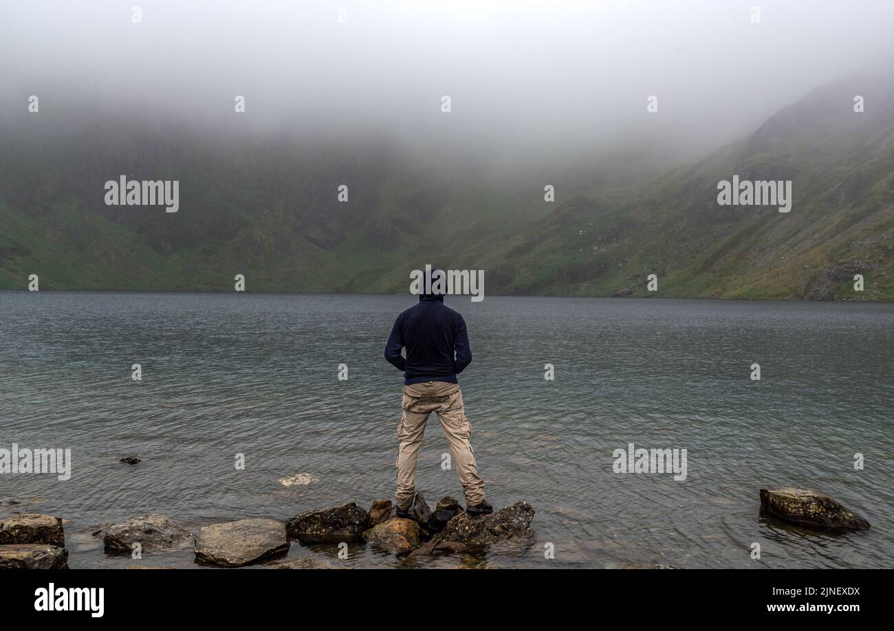 Cader Idris Berg mit See in der Nähe der Stadt Dolgellau, im Nationalpark Snowdonia in Wales, nebliger Morgen 2022. Stockfoto