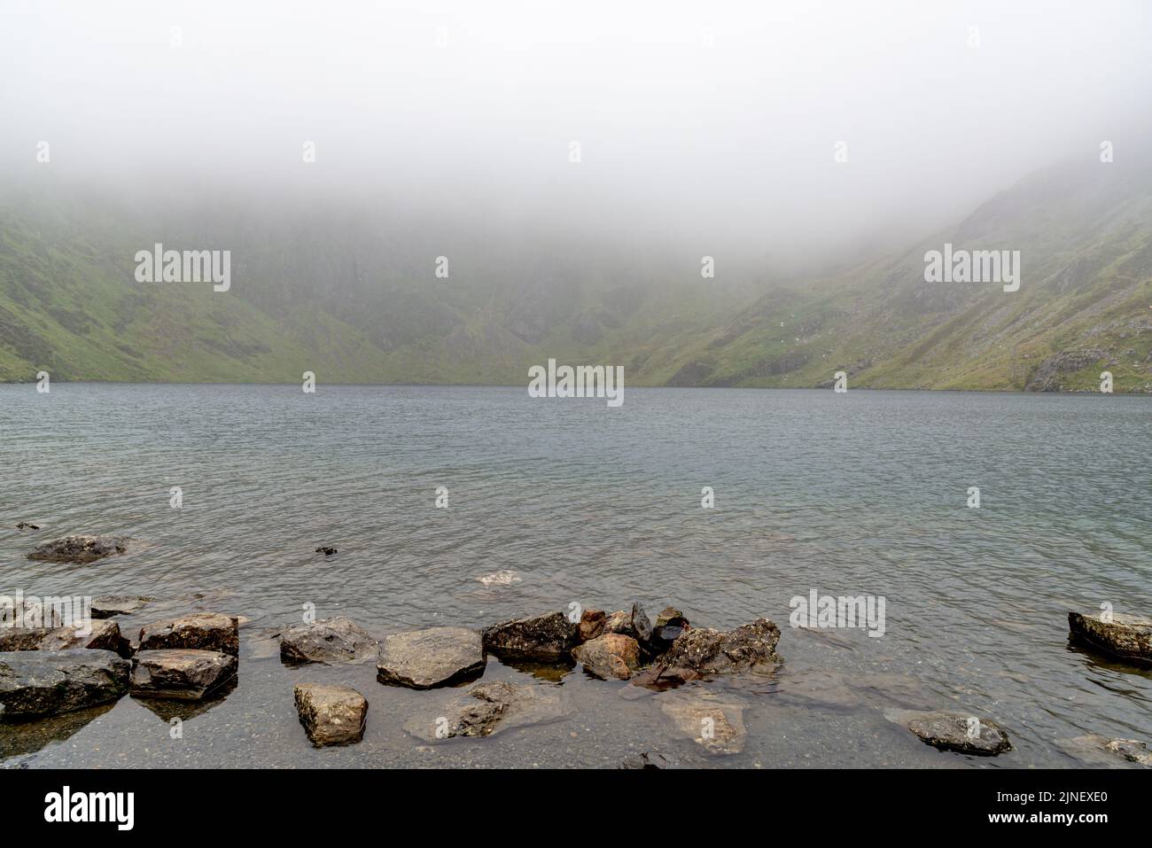 Cader Idris Berg mit See in der Nähe der Stadt Dolgellau, im Nationalpark Snowdonia in Wales, nebliger Morgen 2022. Stockfoto