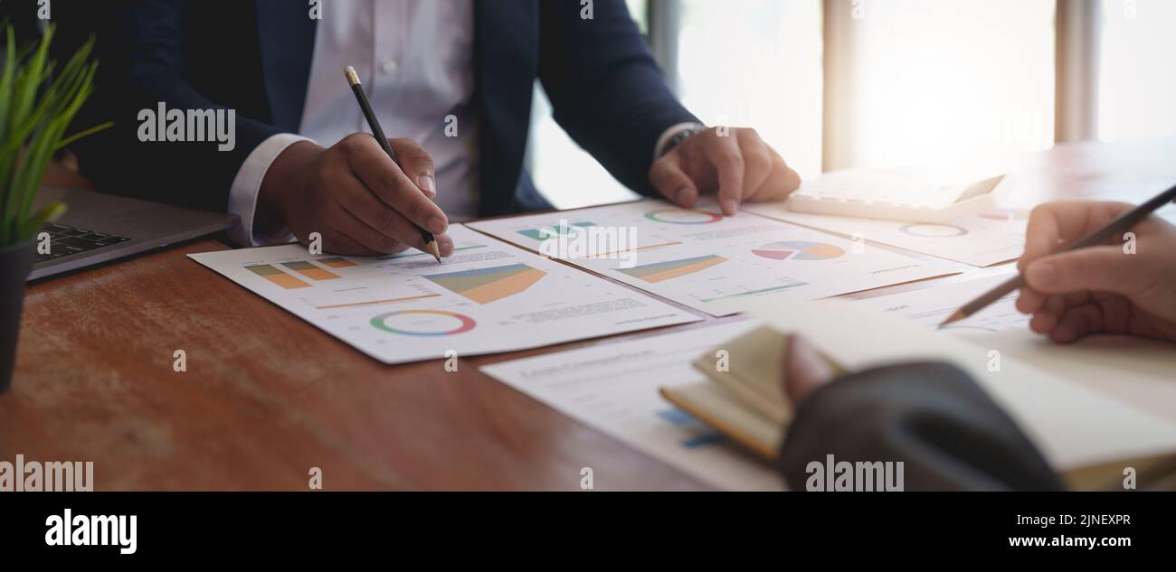 Smart Geschäftsmann und Geschäftsfrau Gespräch Diskussion in der Gruppe Sitzung am Bürotisch in einem modernen Büro-Interieur. Strategische Zusammenarbeit im Unternehmen Stockfoto