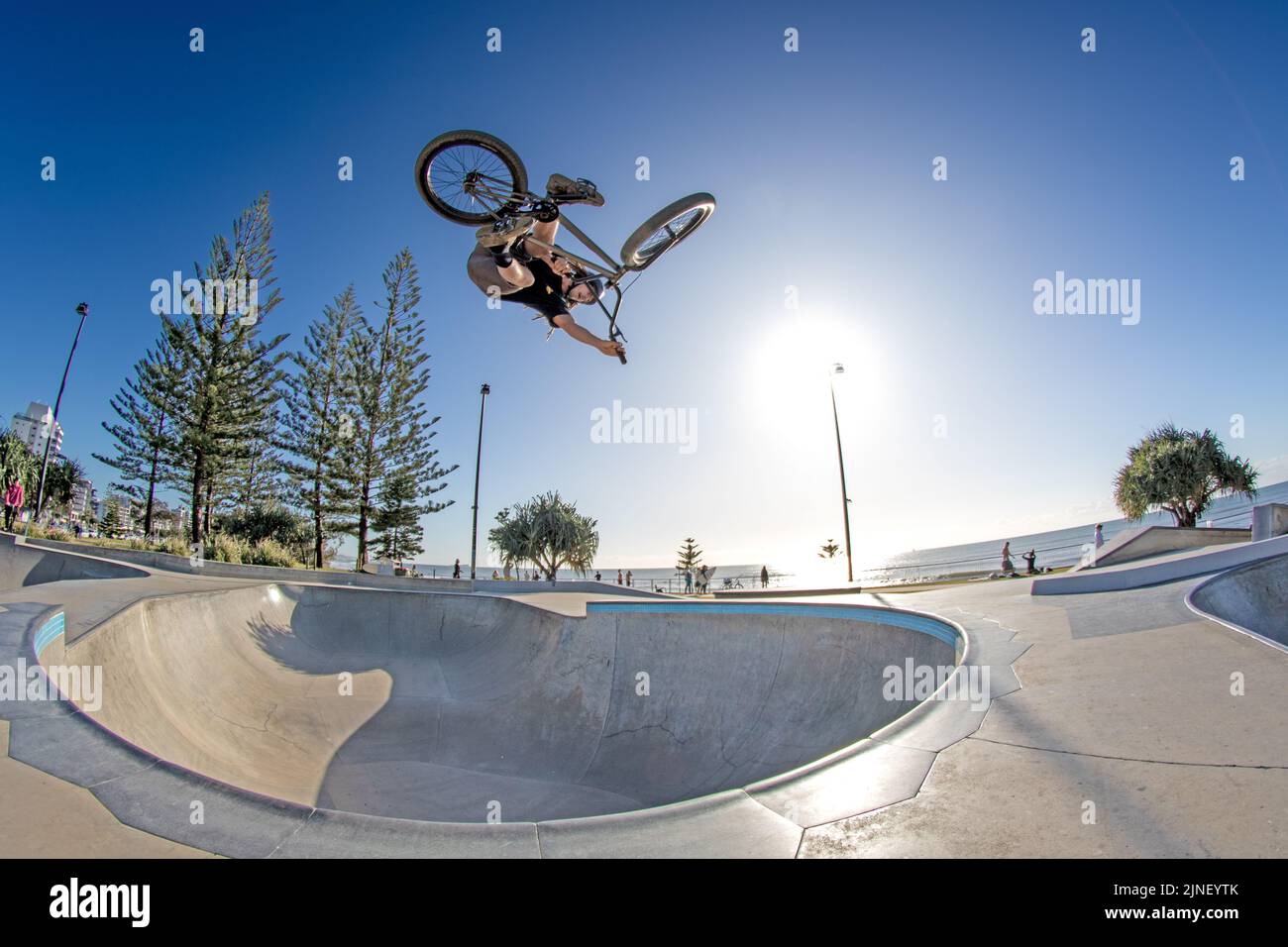 Eine Radfahrerin macht einen Trick im Alexandra Headland Stake Park in Queensland, Australien Stockfoto