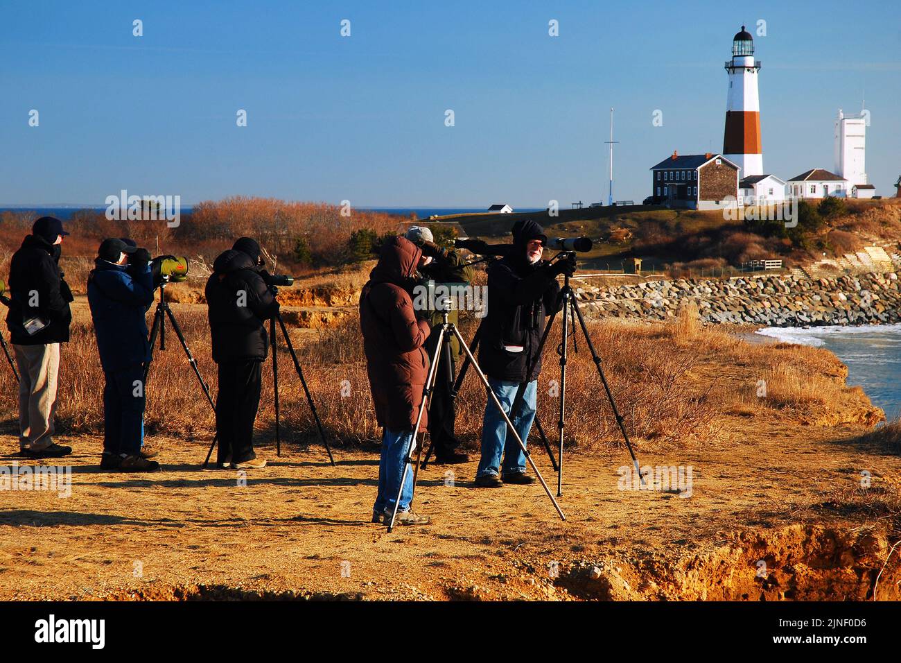 Eine Gruppe von Vogelbeobachtern trotzt einem kalten Wintertag, um Vogelbeobachtungen in der Nähe des Montauk Point Lighthouse am östlichsten Punkt von Long Island aufzuzeichnen Stockfoto