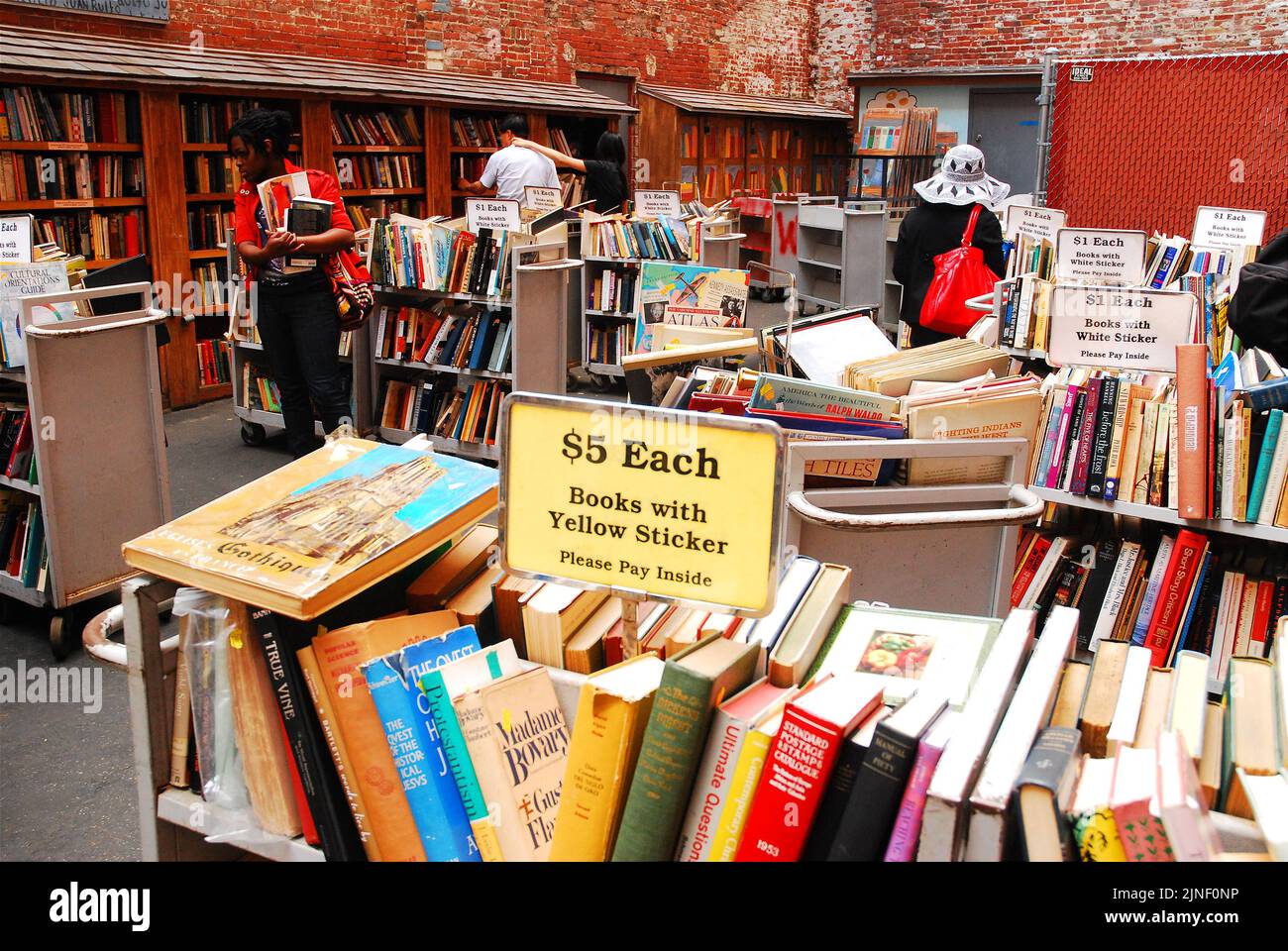 Im Brattle Book Store im Freien in der Innenstadt von Boston kaufen Kunden neue und gebrauchte Bücher ein Stockfoto