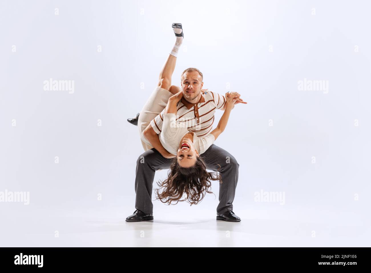 Rhythmus und Ausdruck. Energisches Tanzpaar in Retro-Stil-Outfits tanzen lindy Hop, Jive isoliert auf weißem Hintergrund. 50s, 60s ,70s amerikanisch Stockfoto