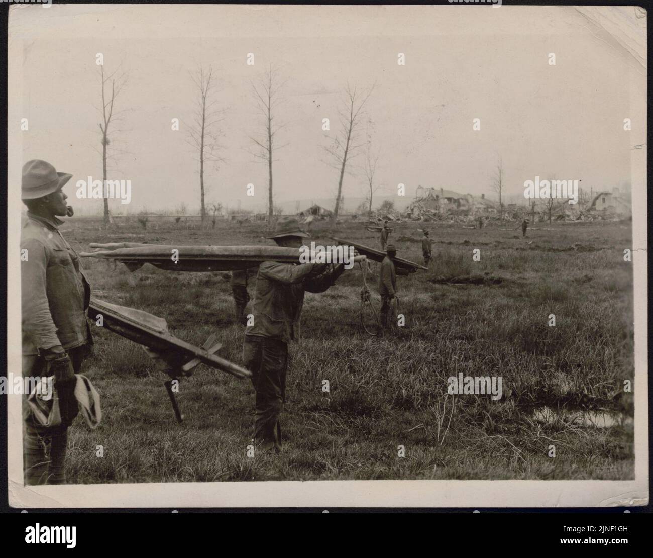 Die 'skirmistische Linie' auf der Suche nach den verlorenen Gräbern ... Die Firma A, das Labor Bataillon von 321., wurde von zwei Arbeitssuchenden in einer "'skirmischen Linie''-Formation ausgestreut und suchte am Südufer der Vesle nach Toten Stockfoto