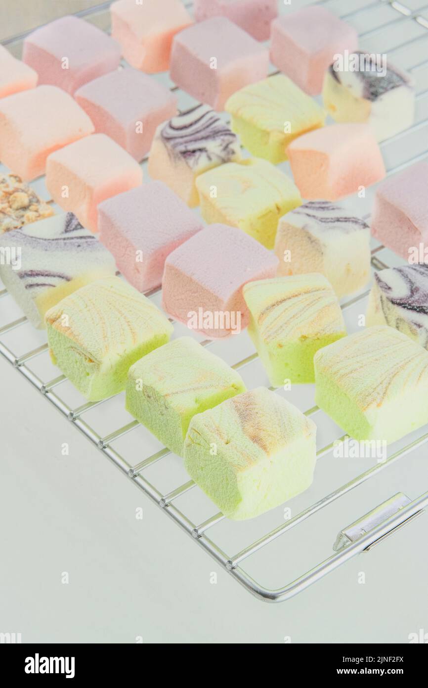 Marshallows kocht. Traditionelle farbige süße Desserts für den Urlaub, Draufsicht. Stockfoto