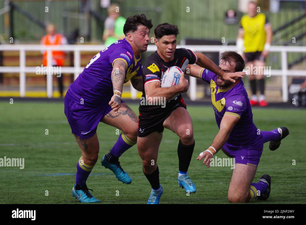Newcastle upon Tyne, England, 7. August 2022. Dean Parata spielt für die London Broncos gegen Newcastle Thunder, der sich vor den Tackles von Ollie Roberts und Ted Chapelhow in der Betfred Championship im Kingston Park flüchte. Quelle: Colin Edwards Stockfoto