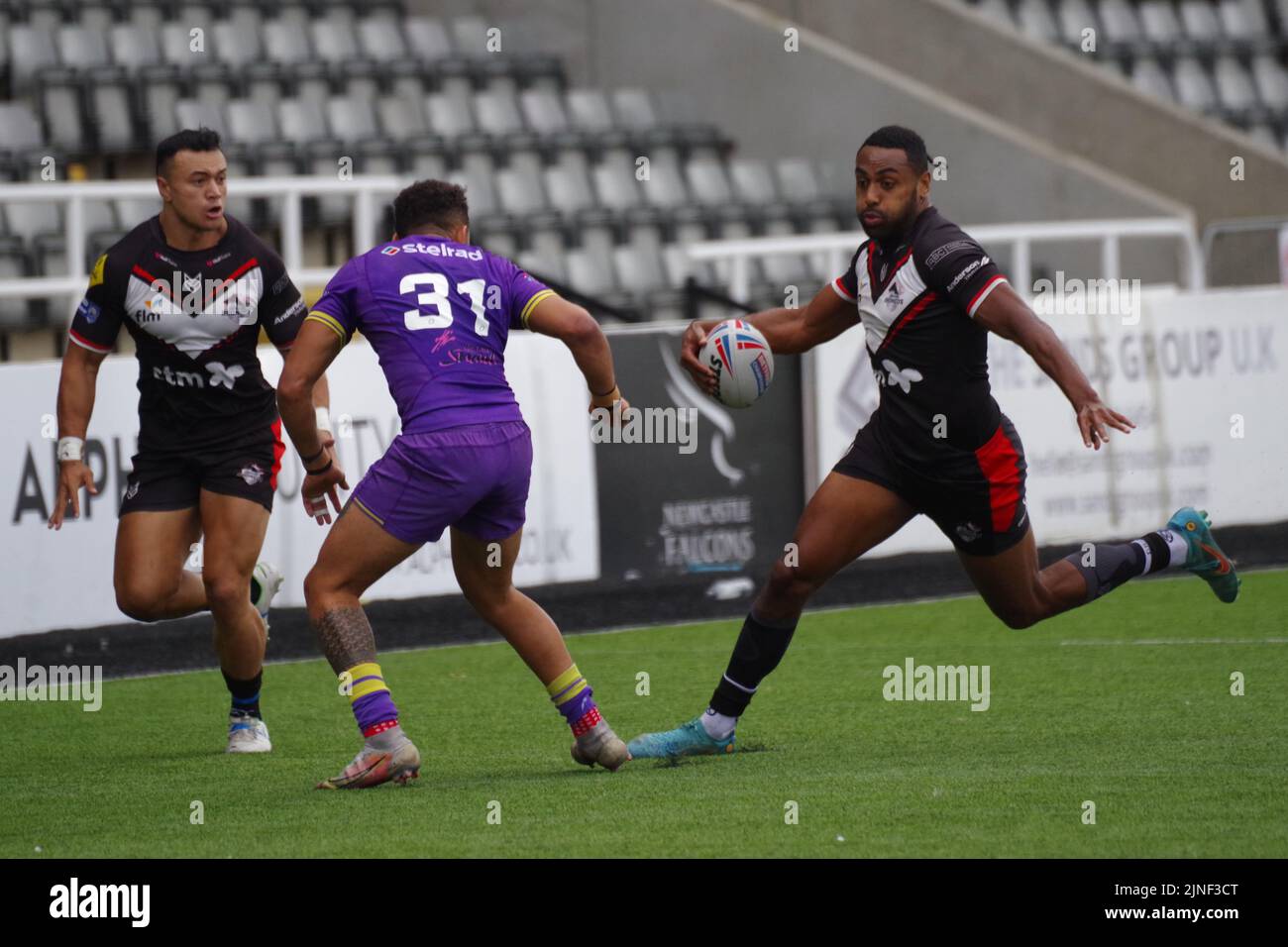 Newcastle upon Tyne, England, 7. August 2022. Sitiveni Moceidreke mit dem Ball der London Broncos gegen Newcastle Thunder bei der Betfred Championship im Kingston Park. Quelle: Colin Edwards Stockfoto