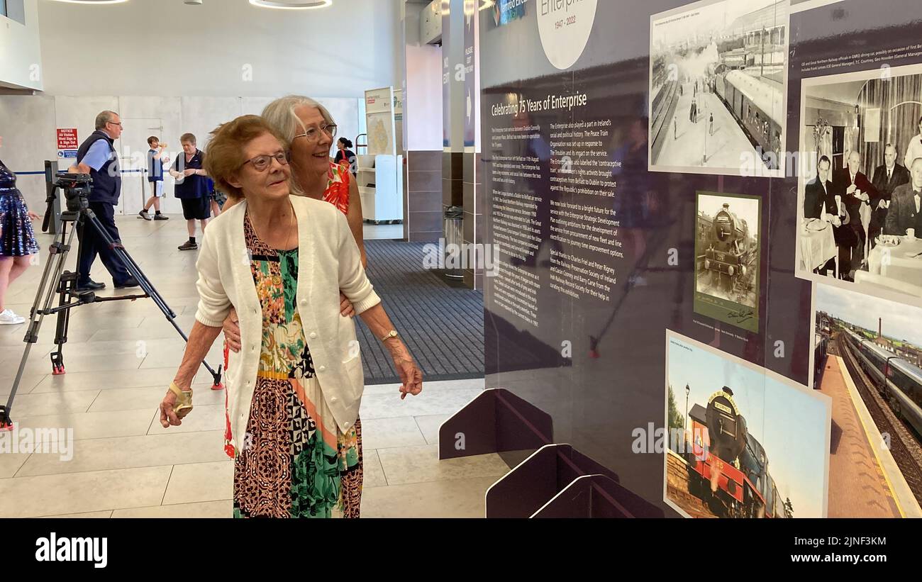 Annie Chambers, geborene Connolly, 94, war eine der ersten Angestellten des Enterprise-Zugdienstes zwischen Belfast und Dublin und besuchte die Fotoausstellung. Anniworked in Speisewagen mit Silberdienst und war die erste Dame, die Ende 1940s für den Dienst angestellt war. Anlässlich des 75.-jährigen Bestehens des Flaggschiffs Belfast-Dublin Enterprise werden an zwei Bahnhöfen Fotoausstellungen eröffnet. Bilddatum: Donnerstag, 11. August 2022. Stockfoto