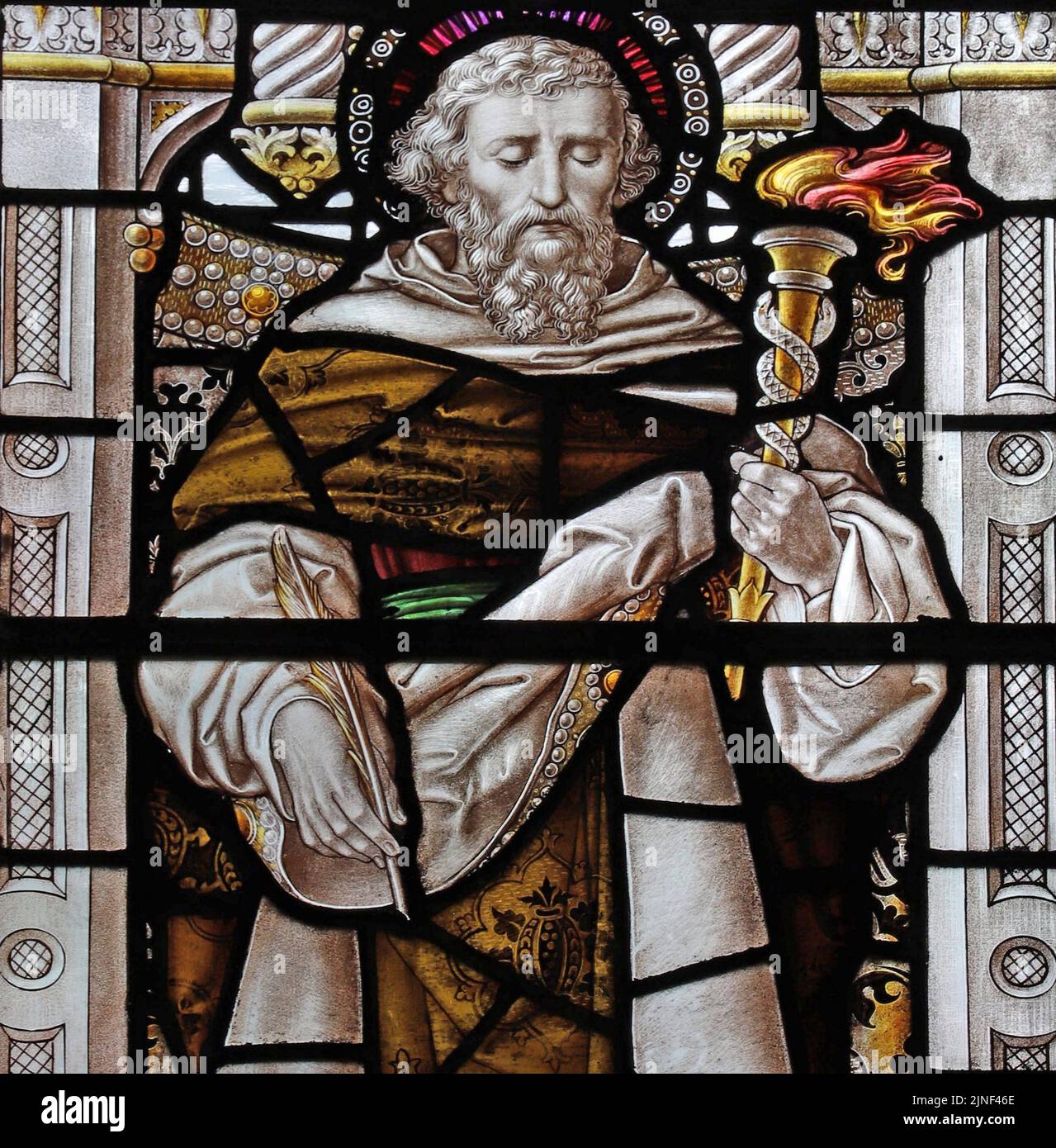 Buntglasfenster von Percy Bacon mit der Darstellung von St. Luke, All Saints Church, Northampton, Northamptonshire Stockfoto