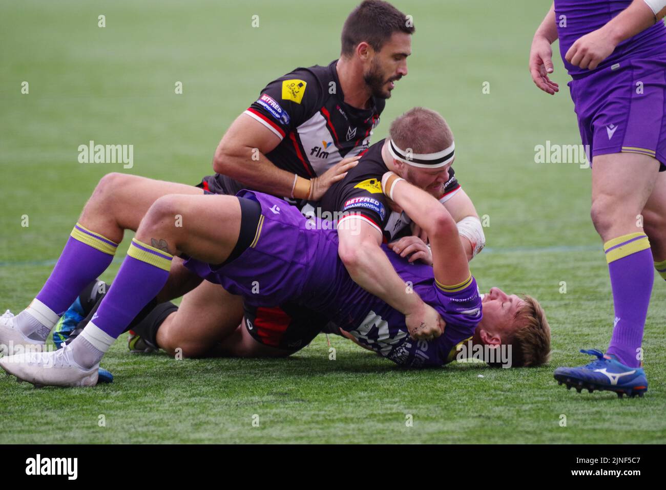 Newcastle upon Tyne, England, 7. August 2022. Brad Gallagher versucht aufzustehen, nachdem er für Newcastle Thunder gegen London Broncos in der Betfred Championship im Kingston Park in Angriff genommen wurde. Quelle: Colin Edwards Stockfoto