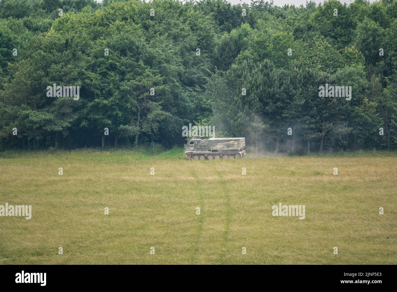 Army M270 Multiple Launch Rocket System, selbstfahrender, mehrfacher Raketenwerfer in Aktion bei einer militärischen Übung Stockfoto