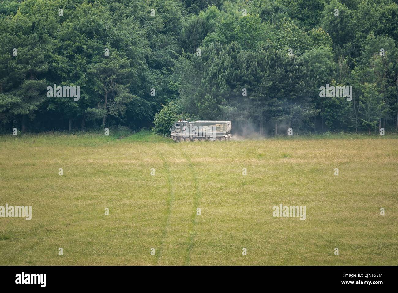 Army M270 Multiple Launch Rocket System, selbstfahrender, mehrfacher Raketenwerfer in Aktion bei einer militärischen Übung Stockfoto