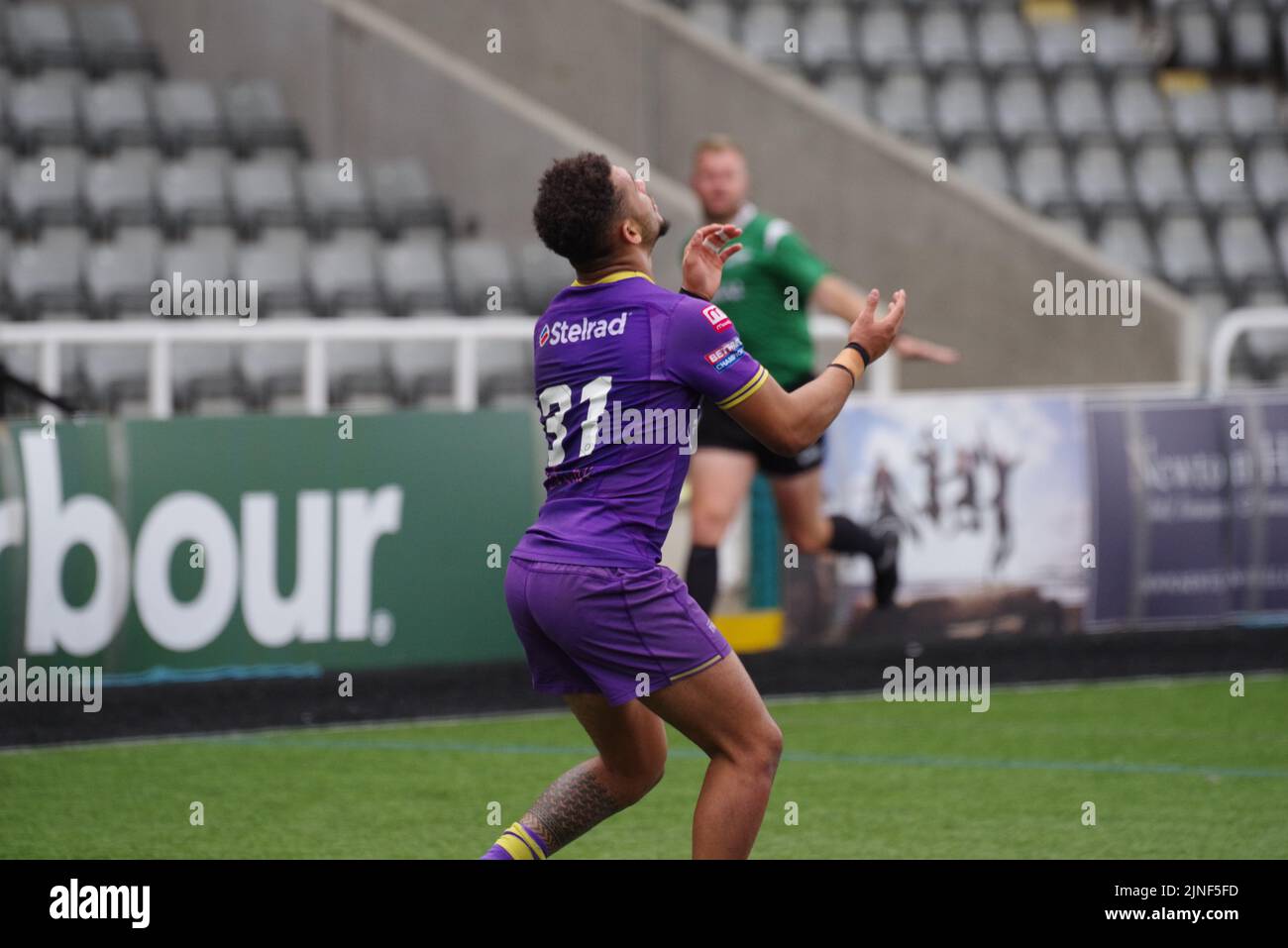 Newcastle upon Tyne, England, 7. August 2022. Umyla Hanley bereitet sich darauf vor, den Ball für Newcastle Thunder gegen die Londoner Broncos in der Betfred Championship im Kingston Park zu fangen. Quelle: Colin Edwards Stockfoto