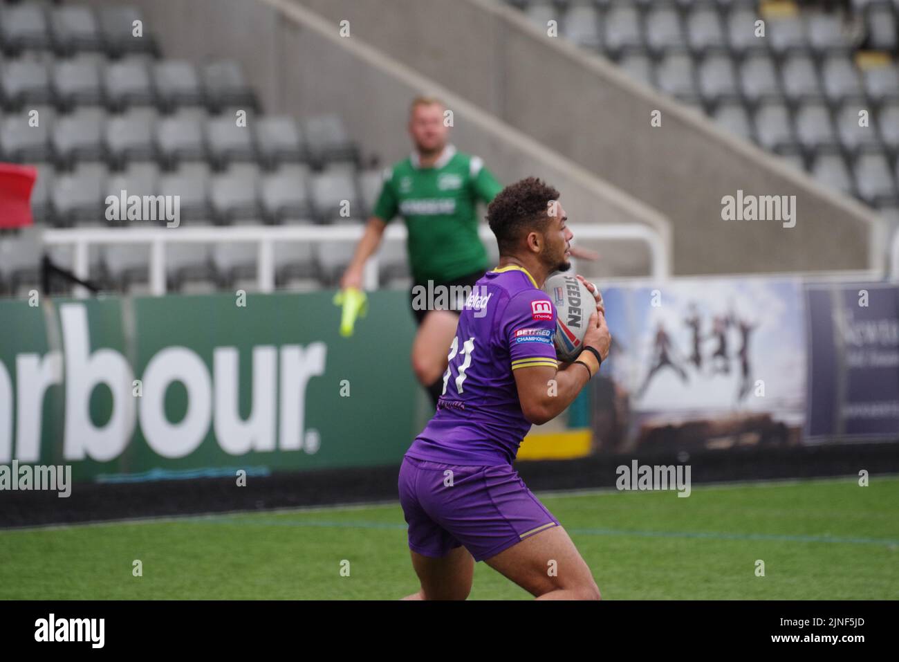 Newcastle upon Tyne, England, 7. August 2022. Umyla Hanley holt sich den Ball für Newcastle Thunder gegen die Londoner Broncos bei der Betfred Championship im Kingston Park. Quelle: Colin Edwards Stockfoto