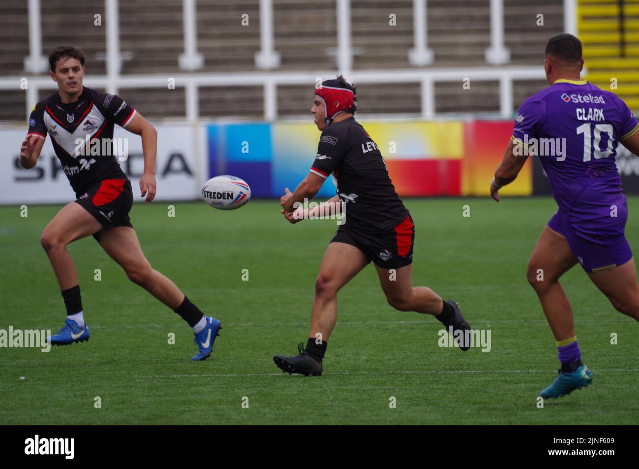 Newcastle upon Tyne, England, 7. August 2022. Oliver Leyland übergibt den Ball für die London Broncos gegen Newcastle Thunder bei der Betfred Championship im Kingston Park. Quelle: Colin Edwards Stockfoto