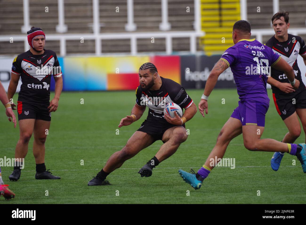 Newcastle upon Tyne, England, 7. August 2022. Rob Tuliatu läuft mit dem Ball für die London Broncos gegen Newcastle Thunder bei der Betfred Championship im Kingston Park. Quelle: Colin Edwards Stockfoto