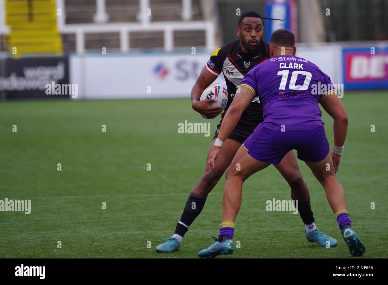 Newcastle upon Tyne, England, 7. August 2022. Mitch Clark spielt für Newcastle Thunder und bereitet sich darauf vor, Sitiveni Moceidreke von London Broncos bei der Betfred Championship im Kingston Park zu bekämpfen. Quelle: Colin Edwards Stockfoto