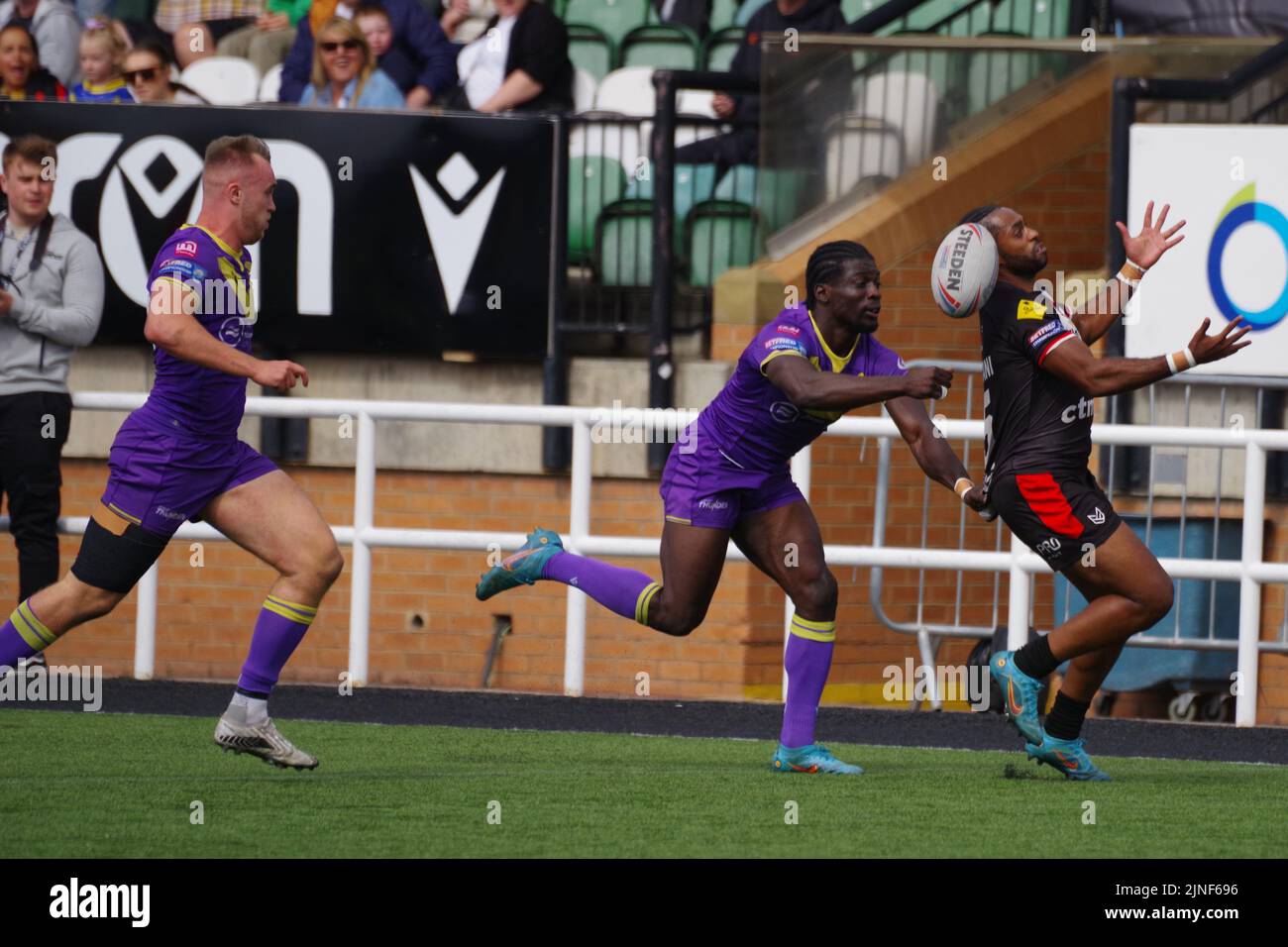 Newcastle upon Tyne, England, 7. August 2022. Iliess Macani, der für London Broncos spielt, verliert den Ball gegen Newcastle Thunder in der Betfred Championship im Kingston Park. Quelle: Colin Edwards Stockfoto
