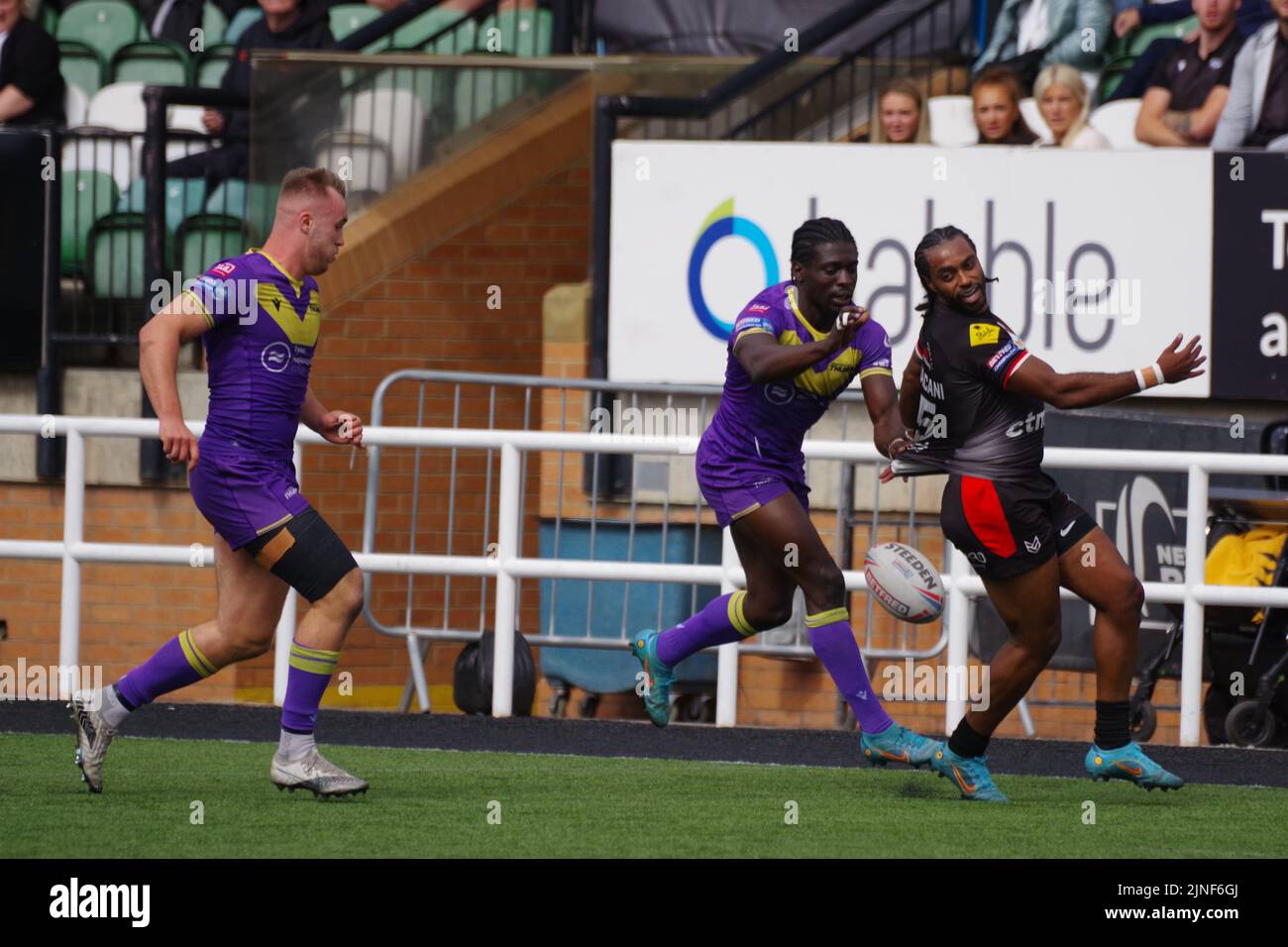 Newcastle upon Tyne, England, 7. August 2022. Iliess Macani, der für London Broncos spielt, verliert den Ball gegen Newcastle Thunder in der Betfred Championship im Kingston Park. Quelle: Colin Edwards Stockfoto