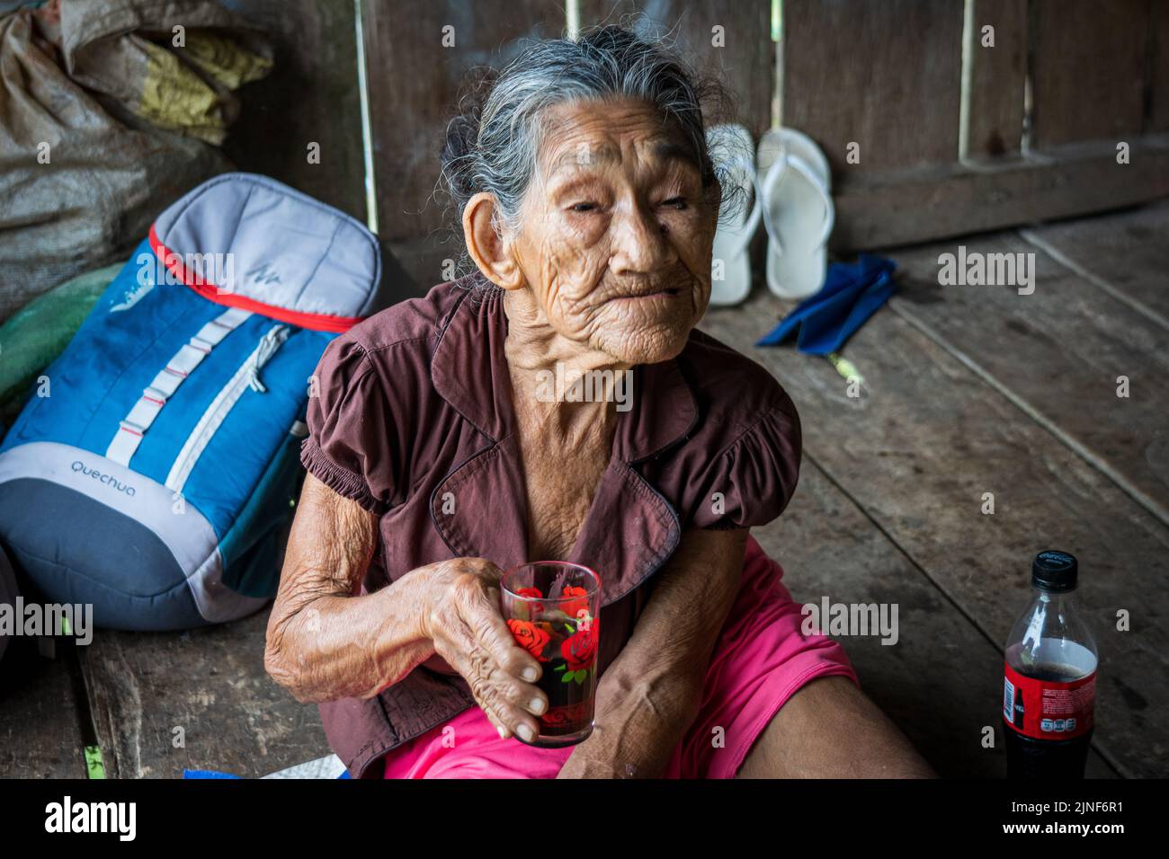 Albuela EMI ist 80 Jahre alt und lebt im peruanischen Amazonas Stockfoto