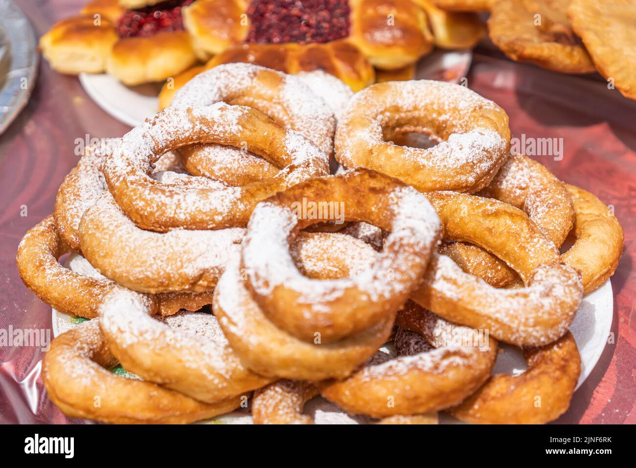 Runde süße Bagels auf einem Teller auf dem Tisch Stockfoto