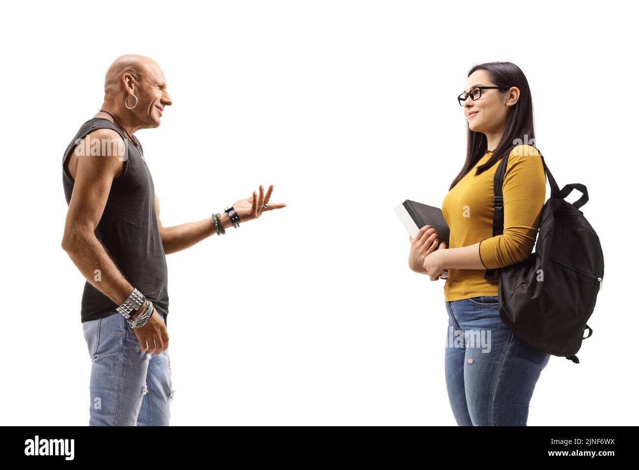 Hipster im Gespräch mit einer Studentin, die auf weißem Hintergrund isolierte Bücher hält Stockfoto